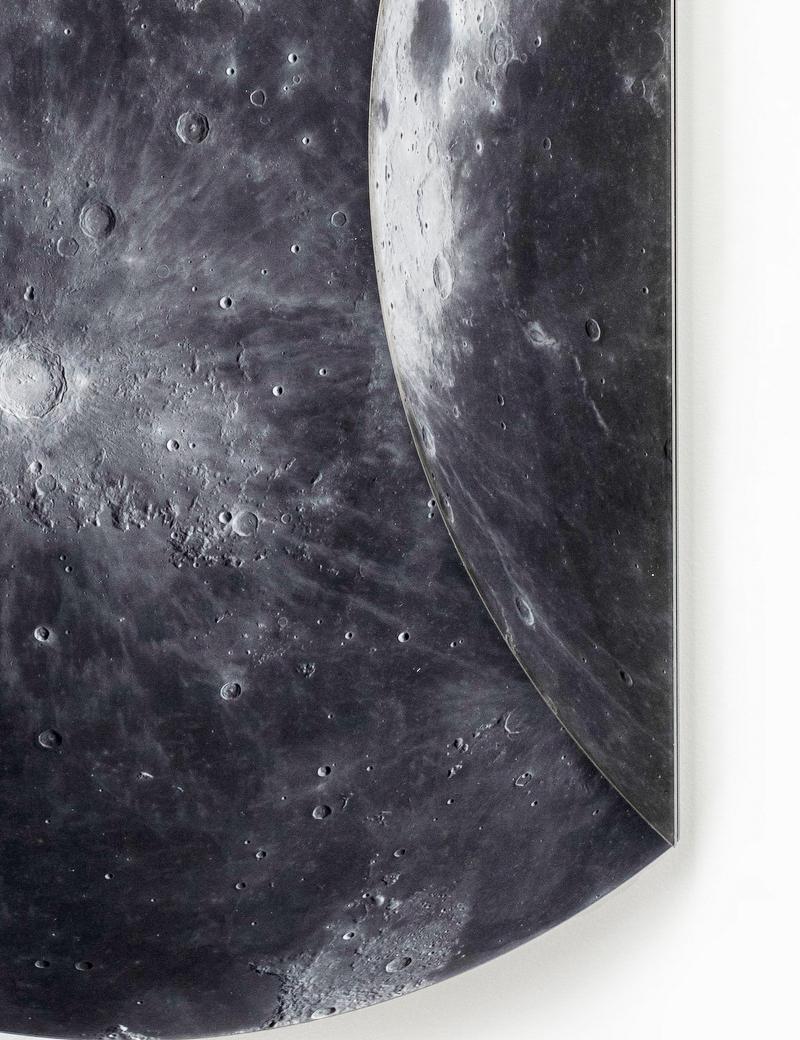 Klappbarer Mond 3/20 -  ikonische, detaillierte Fotografie, geformtes Tondo-Wandrelief – Photograph von Ryan Van Der Hout
