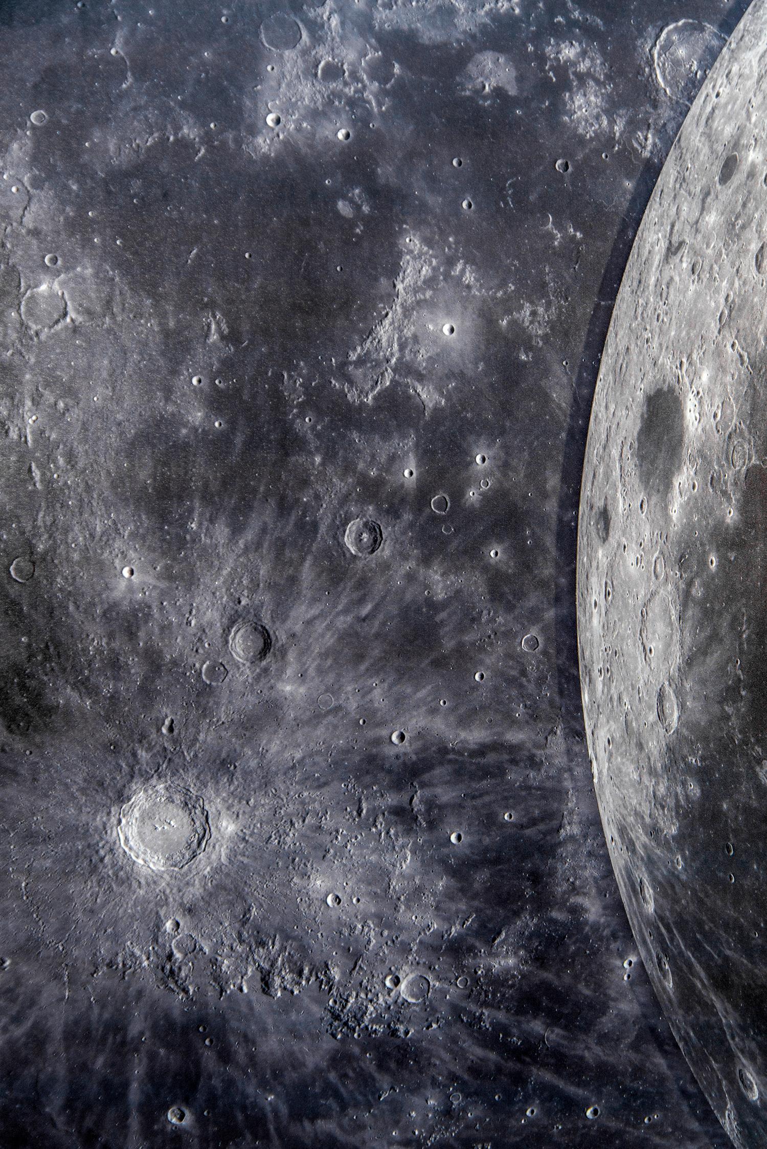 Klappbarer Mond 3/20 -  ikonische, detaillierte Fotografie, geformtes Tondo-Wandrelief im Angebot 2