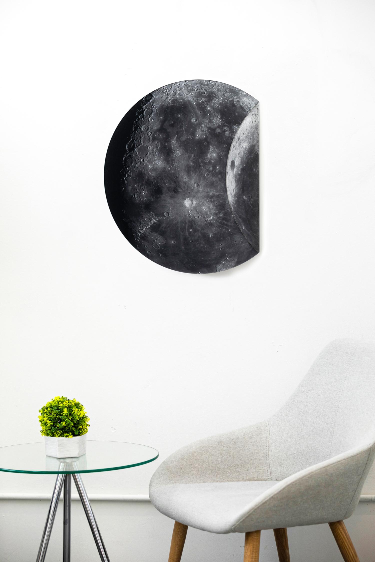 Klappbarer Mond 3/20 -  ikonische, detaillierte Fotografie, geformtes Tondo-Wandrelief im Angebot 4