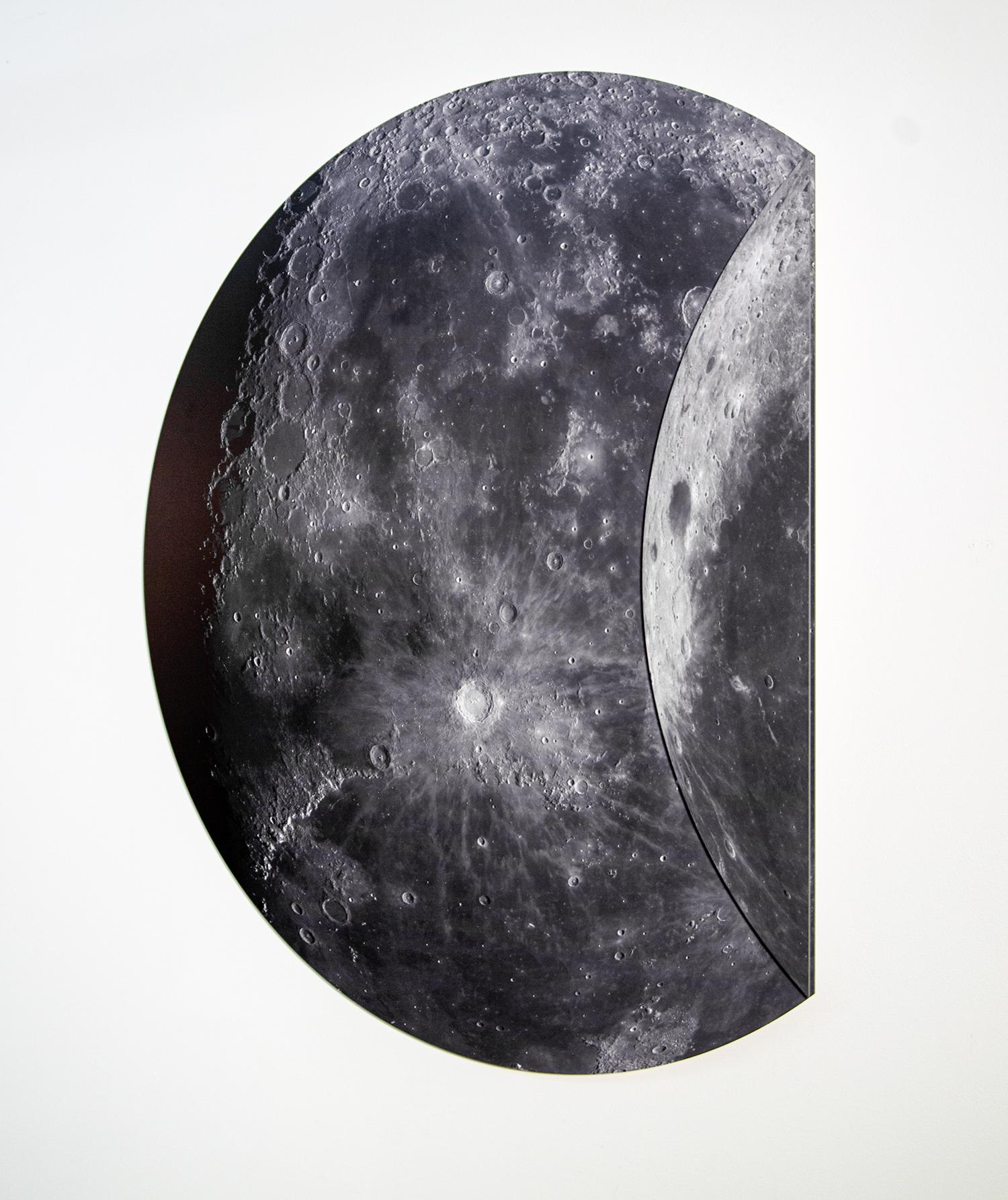Folded Moon, groß 3/20 - detailliert, Fotografie, geformtes Tondo-Wandrelief im Angebot 4