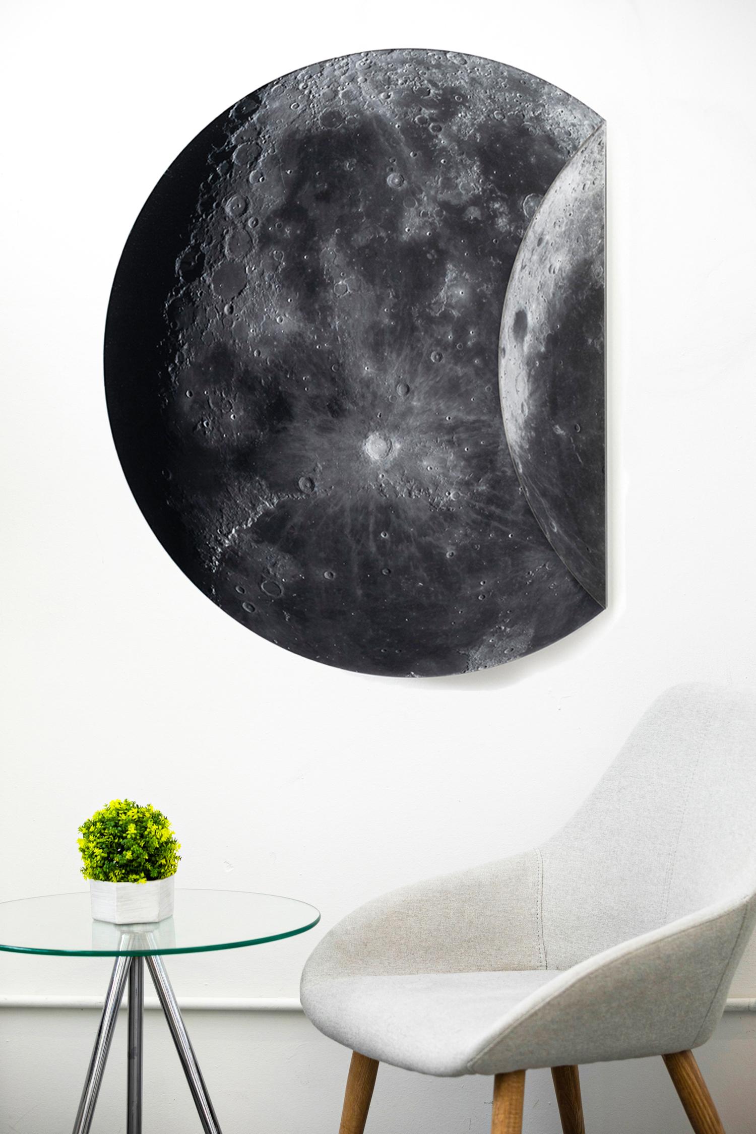 Folded Moon, groß 3/20 - detailliert, Fotografie, geformtes Tondo-Wandrelief im Angebot 5