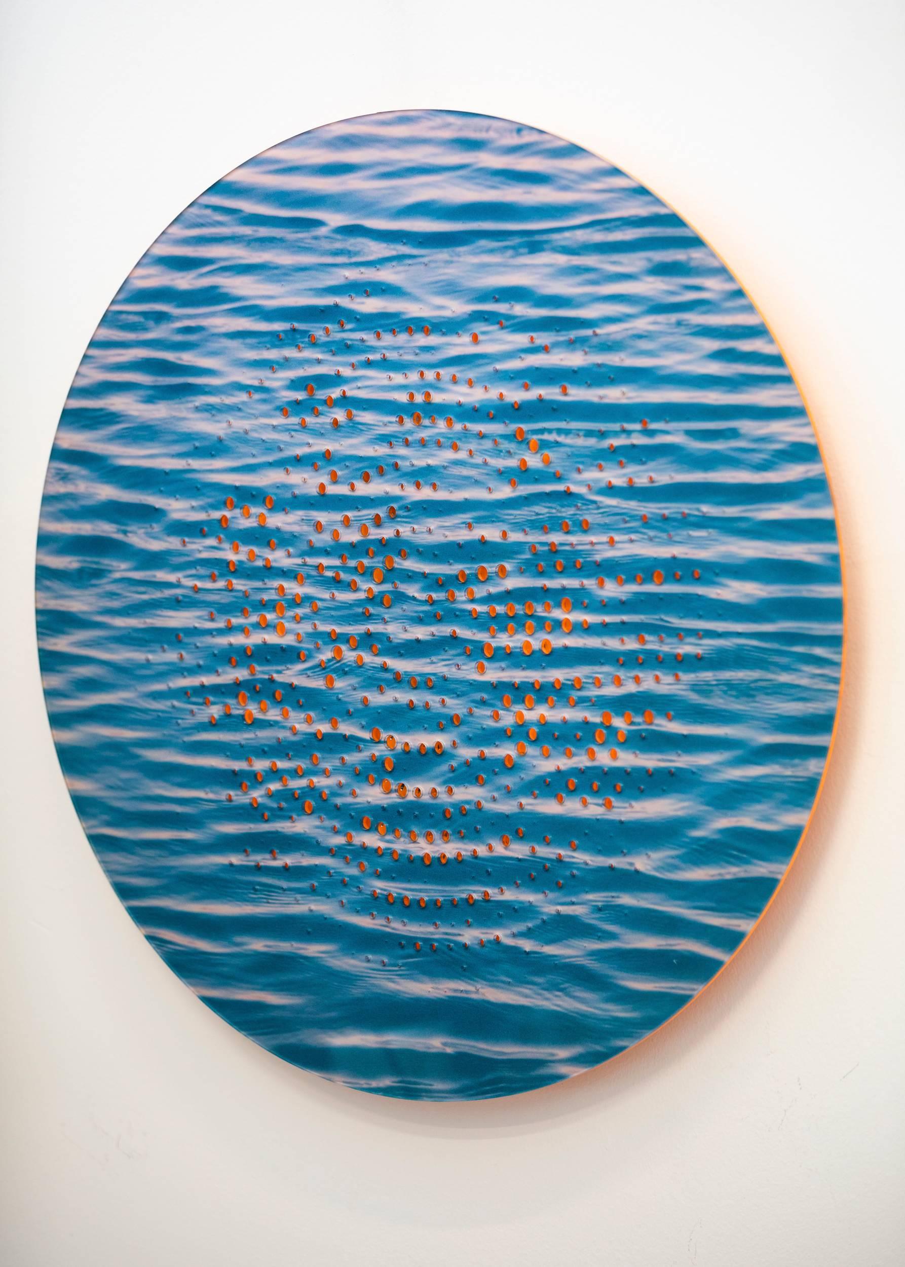 Tramonto 2/2 - vibrante, arancione, blu, tondo, disegno tagliato al laser, rilievo a specchio da parete - Sculpture Contemporaneo di Ryan Van Der Hout