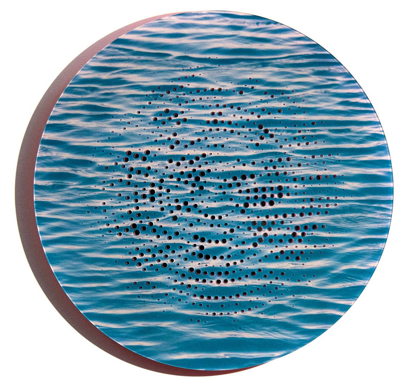 Tramonto 2/2 - vibrante, arancione, blu, tondo, disegno tagliato al laser, rilievo a specchio da parete - Sculpture di Ryan Van Der Hout