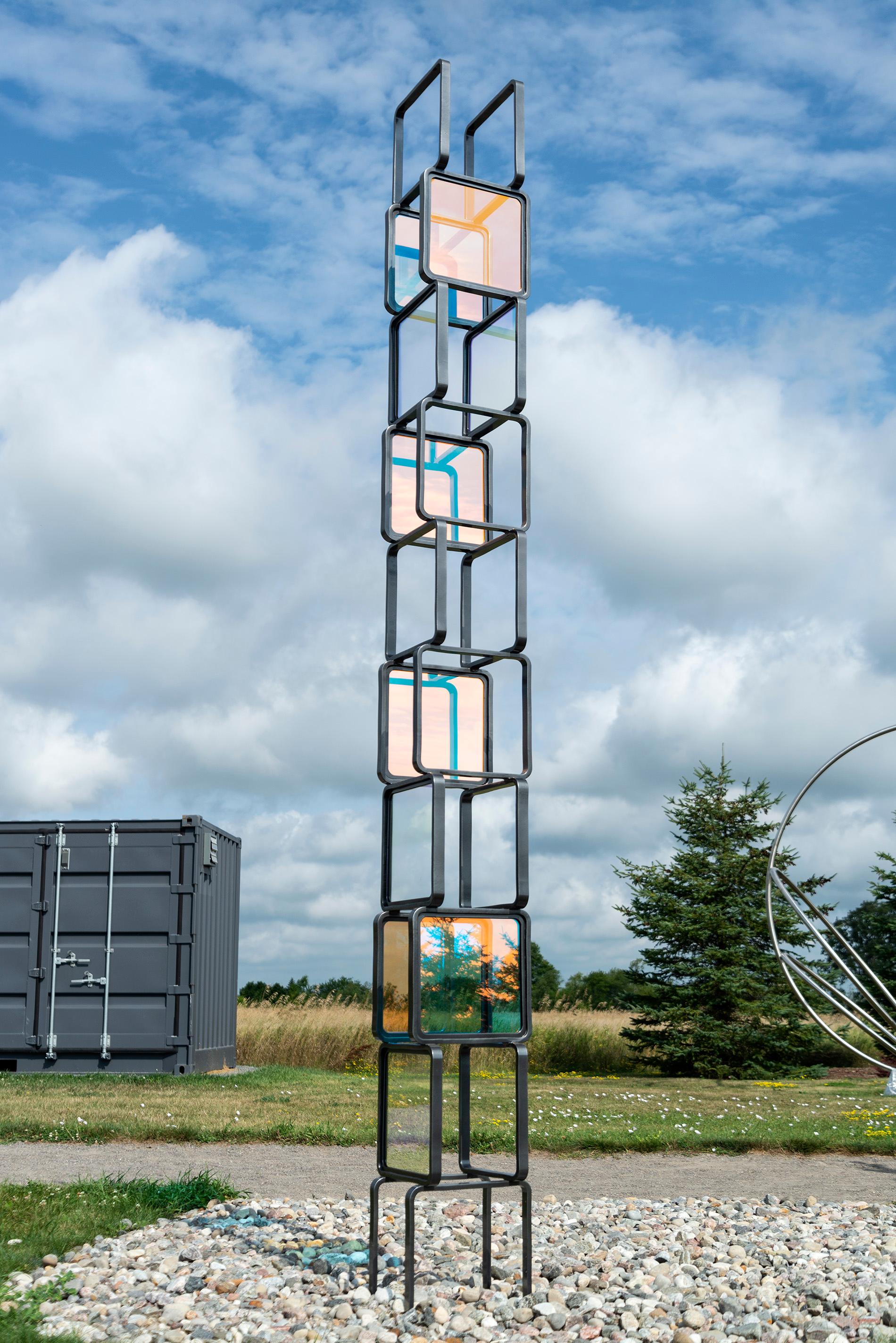Chroma Tower No 1 – hohe, geometrische abstrakte Skulptur aus Stahl und Glas aus Stahl (Geometrische Abstraktion), Sculpture, von Ryan Van Der Hout
