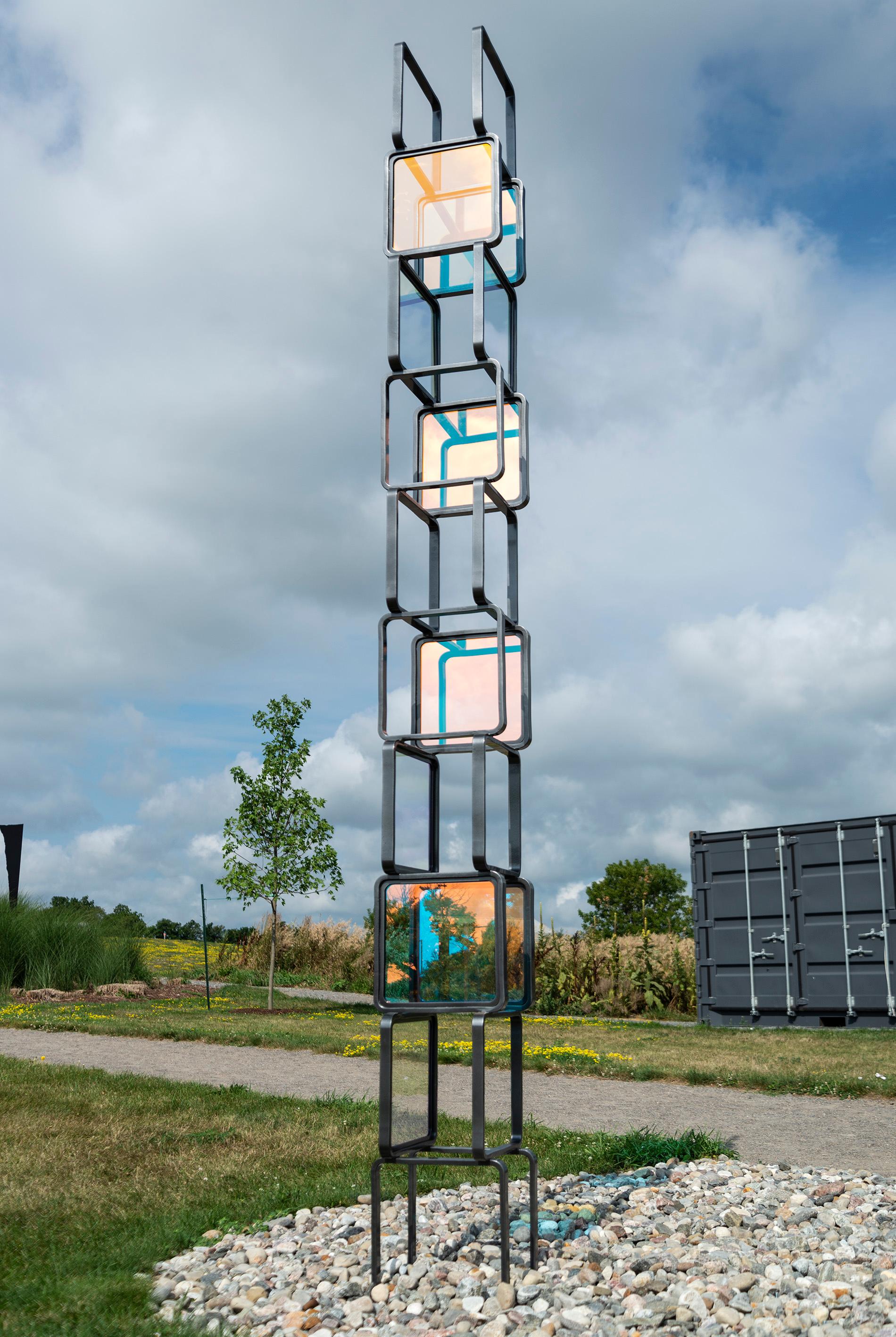 Chroma Tower No 1 – hohe, geometrische abstrakte Skulptur aus Stahl und Glas aus Stahl (Beige), Abstract Sculpture, von Ryan Van Der Hout