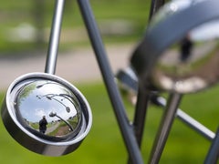 Looking - Sculpture d'extérieur en acier peint en poudre, abstraite et géométrique