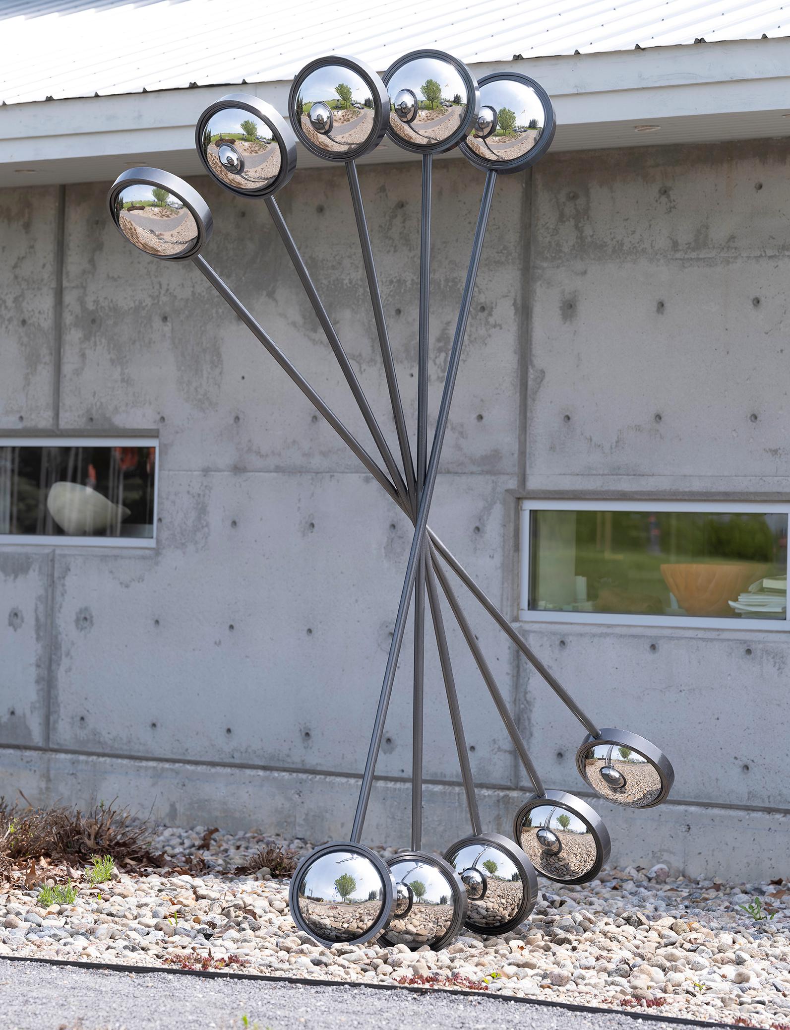 Une multitude de miroirs polis brillent lorsque la lumière rebondit sur eux, reflétant le paysage et vous. Il s'agit de l'élégante sculpture contemporaine de Ryan Van Der Hout intitulée Mirror Mirror. Inspirée par leur travail de photographe