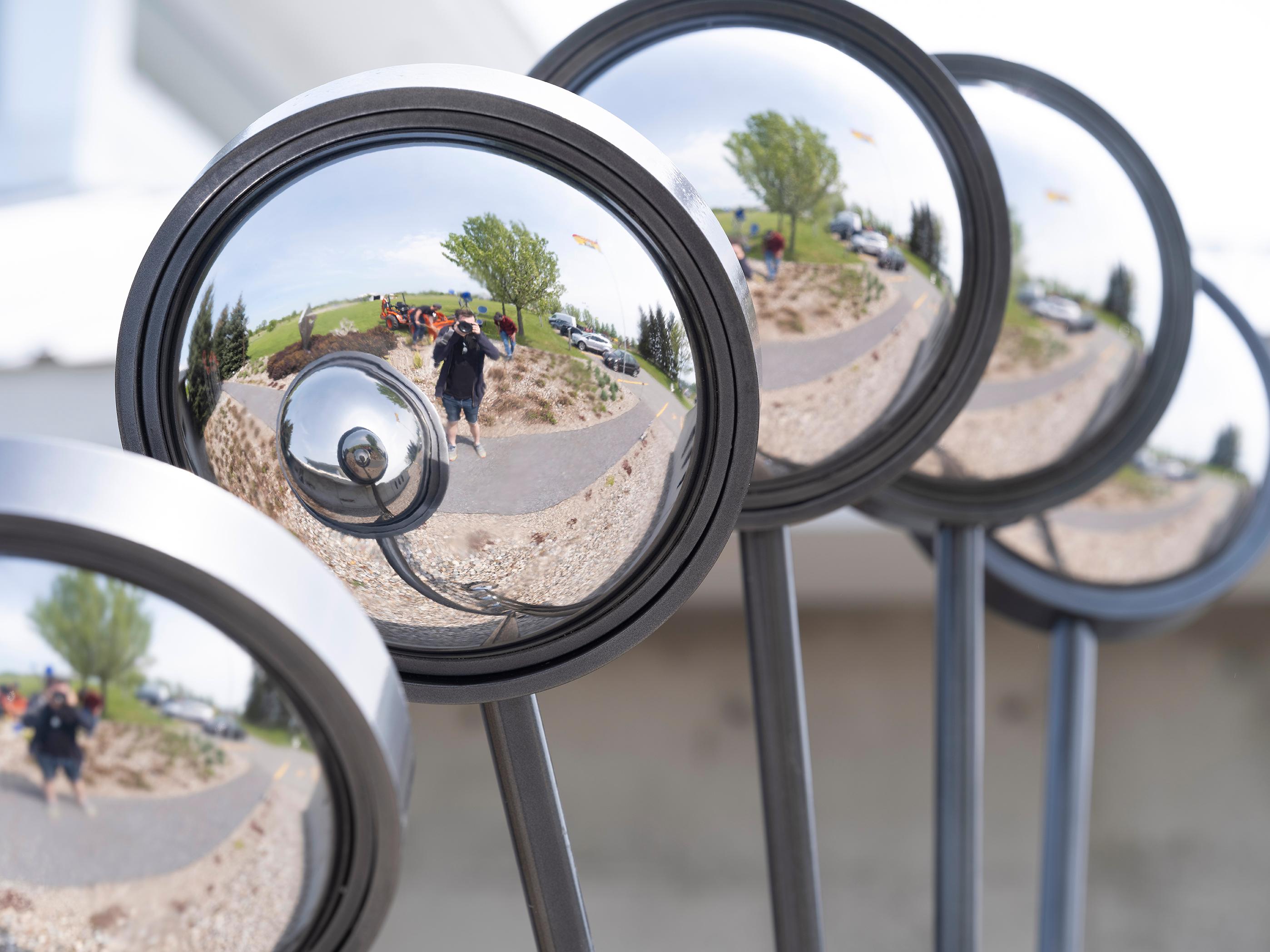 Miroir miroir géométrique abstrait, sculpture extérieure en acier peint en poudre en vente 2
