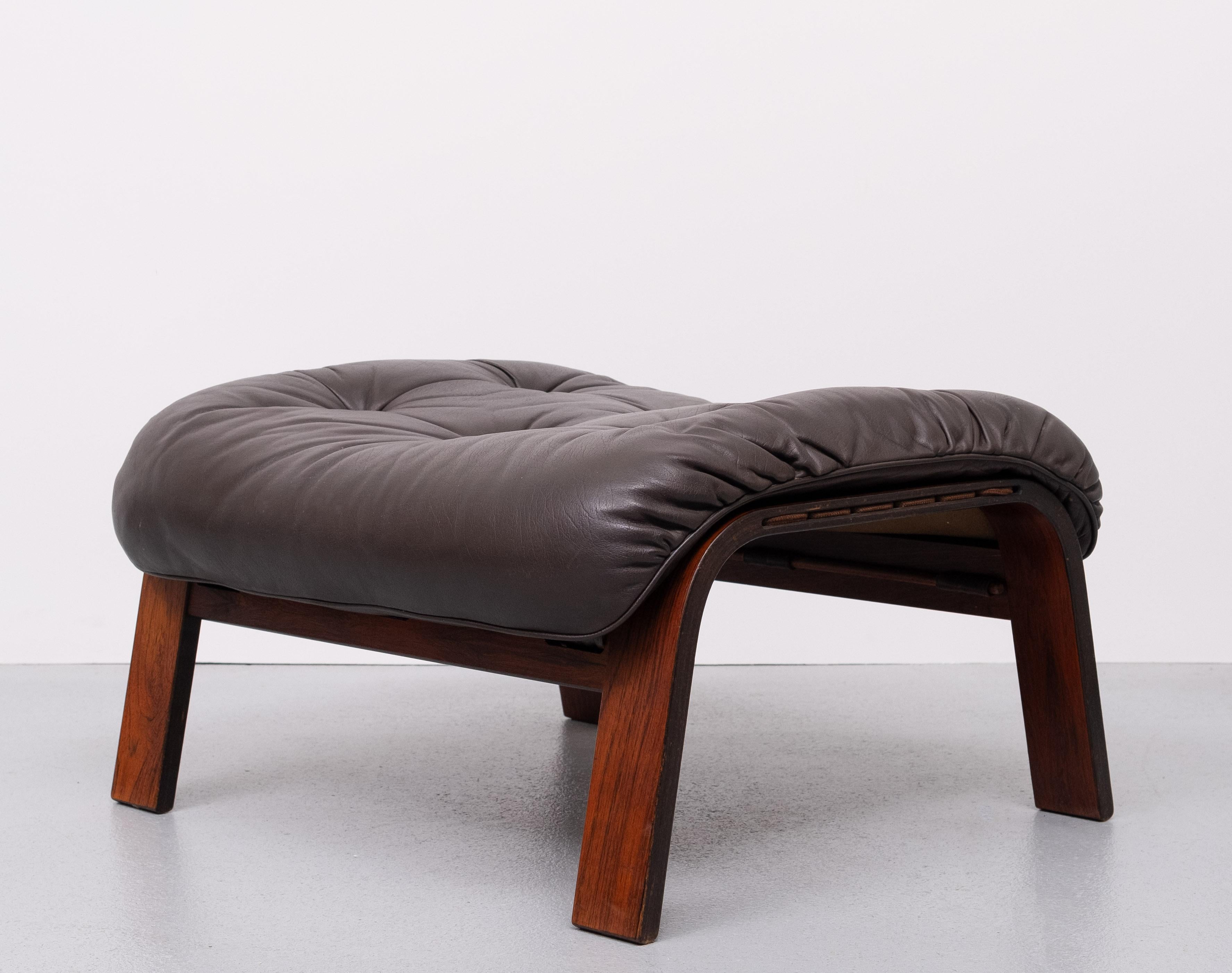 A  Ry-Wing  Pouf en cuir brun foncé, conçu par Oddvin Rykken et fabriqué par Rybo Rykken, Norvège, vers les années 1970.Cadre en bois de rose courbé
Tabouret de belle facture. Bon état .