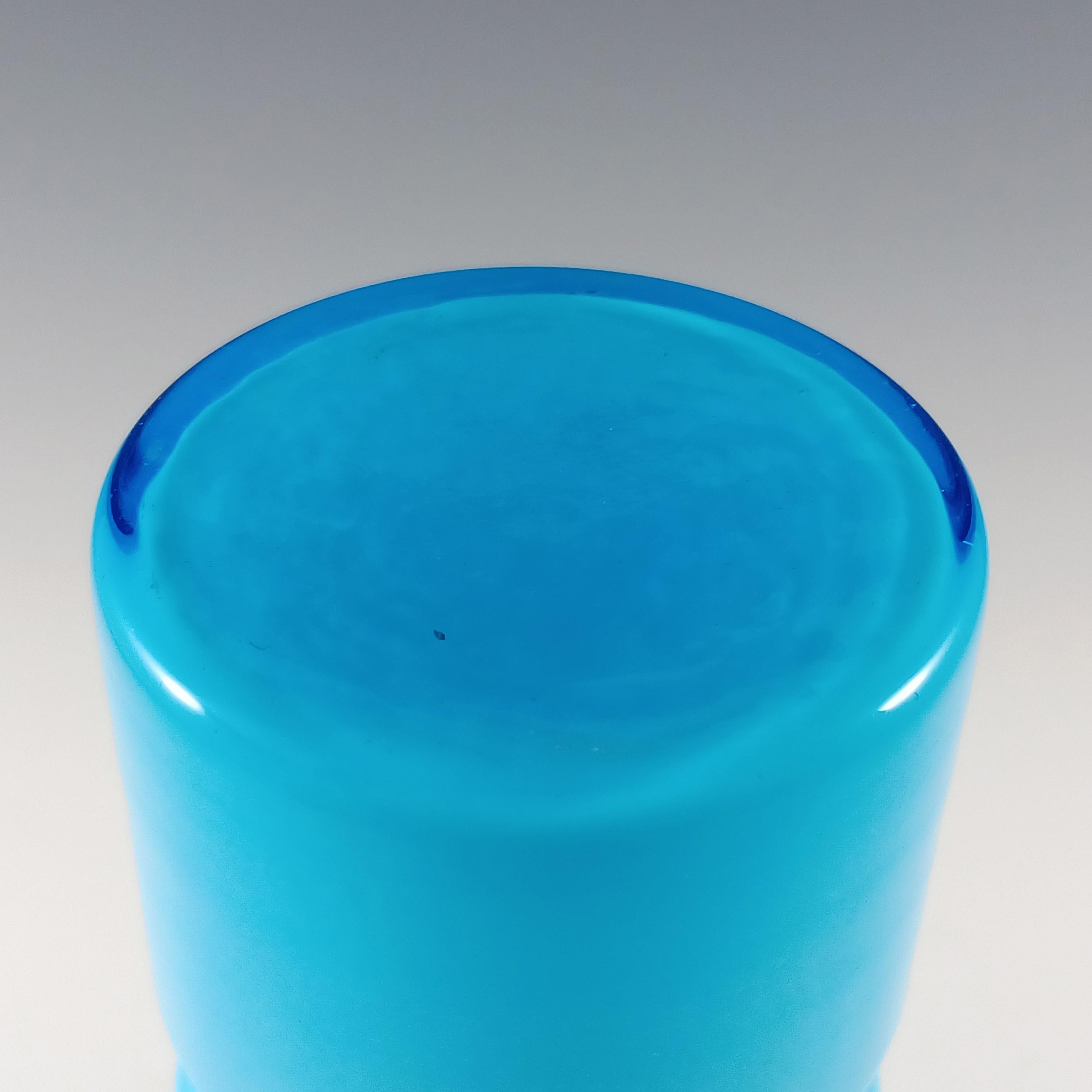 Jarrón Ryd escandinavo / sueco de vidrio azul con aro finales del siglo XX en venta