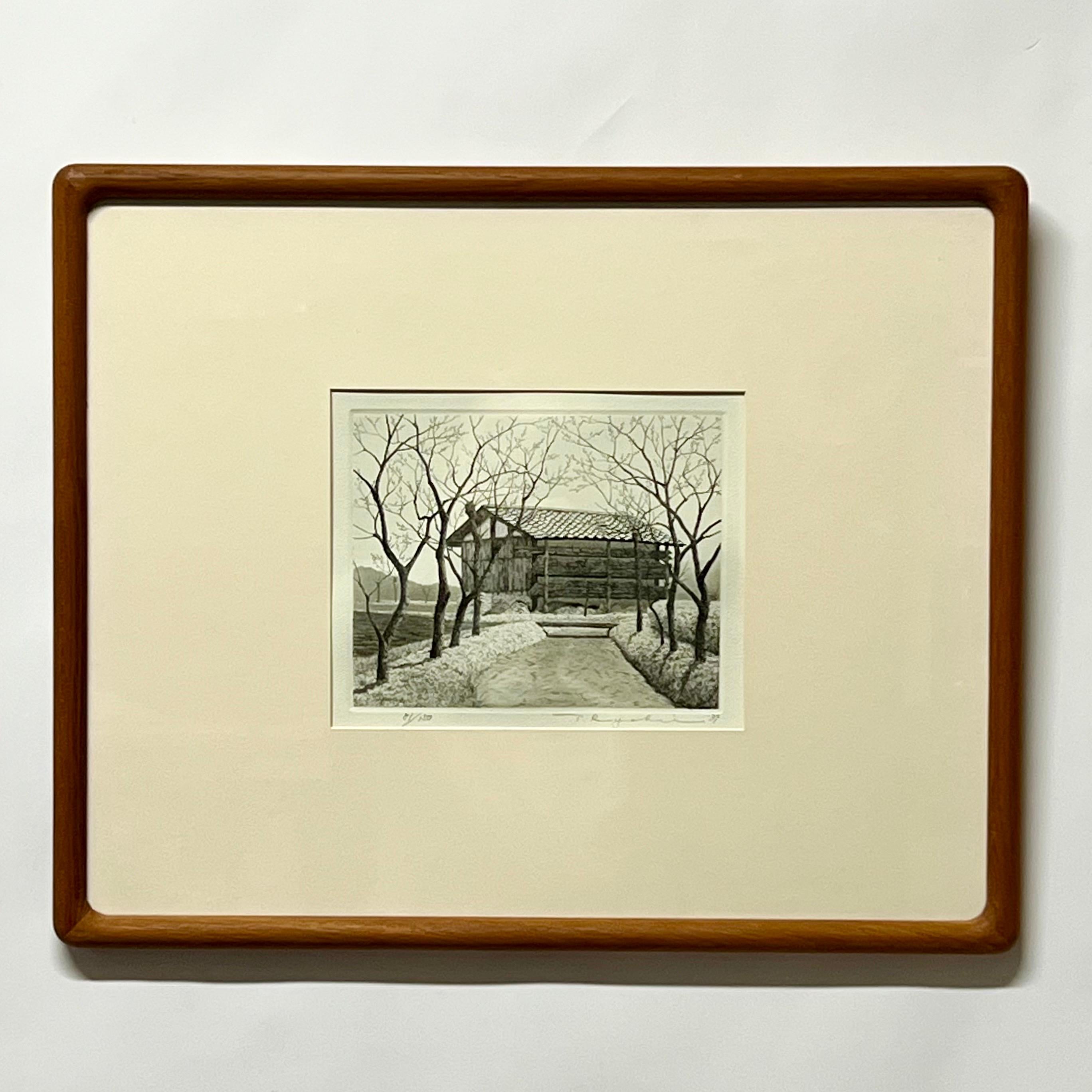 Grabado Ryohei Tanaka increíblemente detallado de una estructura en la campiña japonesa c1989. Maravillosamente enmarcado y con paspartú en un marco de teca de bordes redondeados hecho a medida. Firmado a lápiz por el artista. 

Ryohei Tanaka