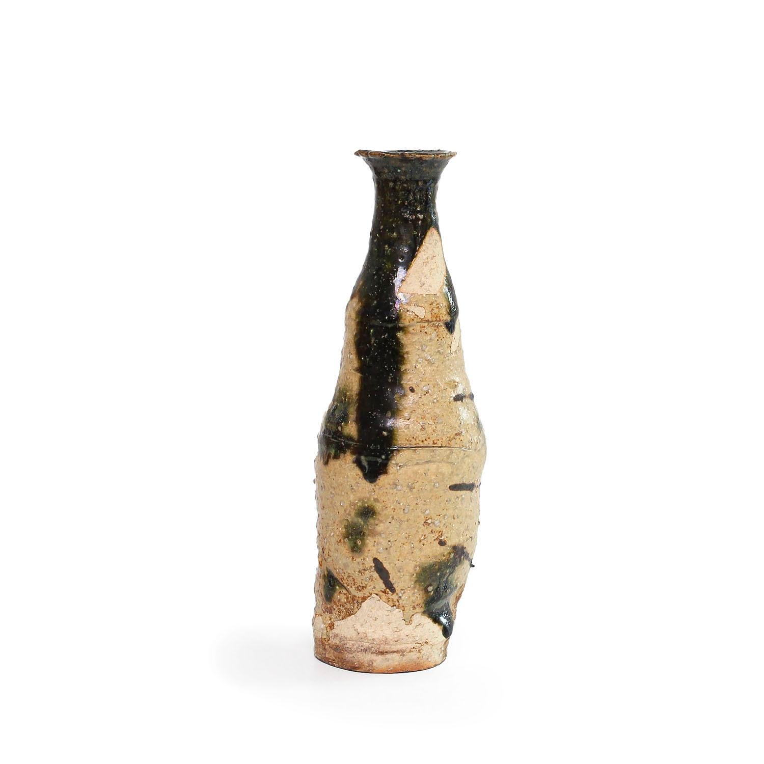 Botella de Sake de Oribe con caja firmada (INV# NP5596)
Ryoji Koie
gres cocido a la leña y esmalte Oribe
9 x 2.25 x 2
