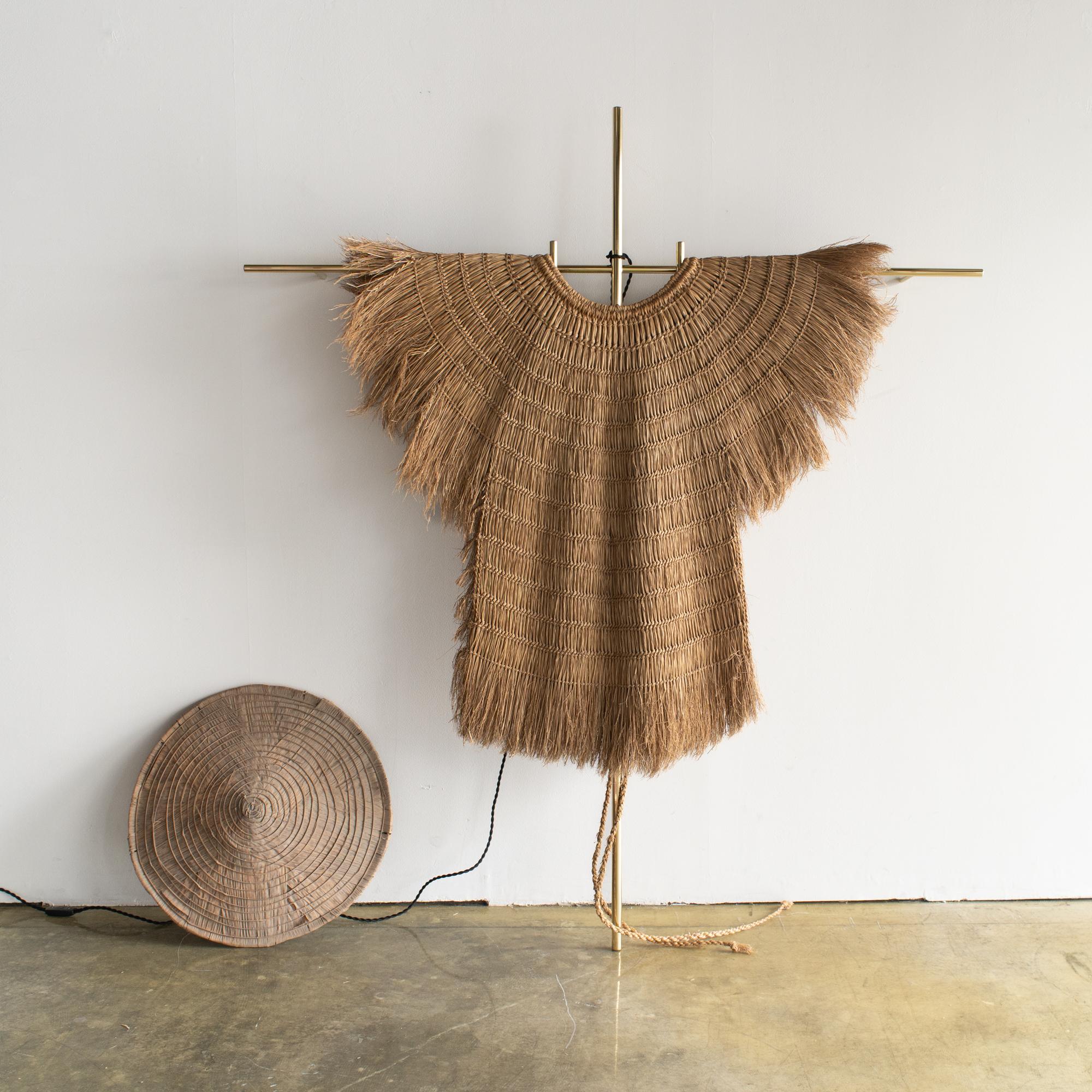 Nom : Cassini, le regard dans le vide
Lampadaire sculptural transformé en manteau de paille traditionnel japonais. Le chapeau de paille est fourni avec la lampe. Ces articles en paille sont des antiquités de plus de 100 ans provenant de la maison