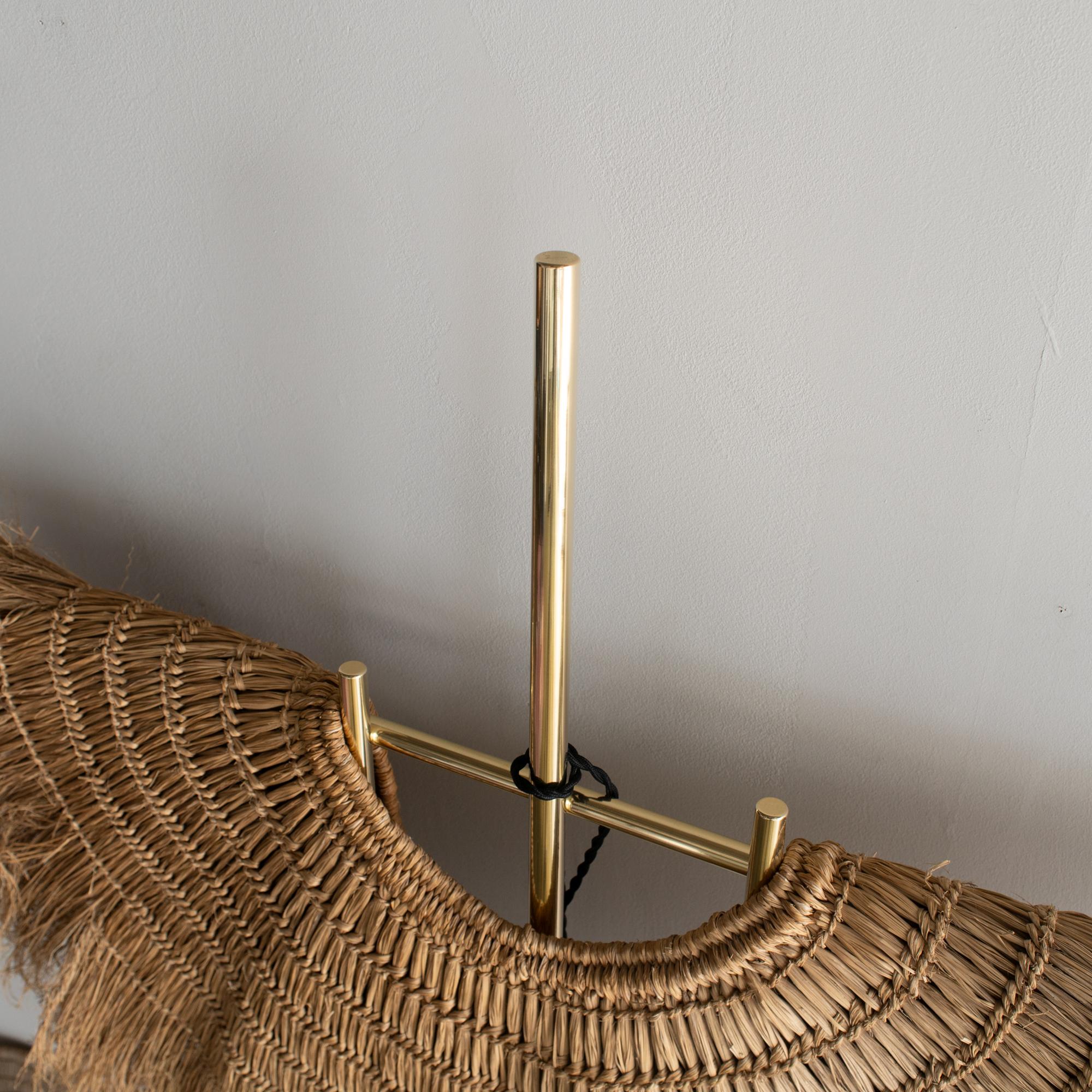 Laiton Ryosuke Harashima Lampe sculpturale zen contemporaine manteau de paille en vente