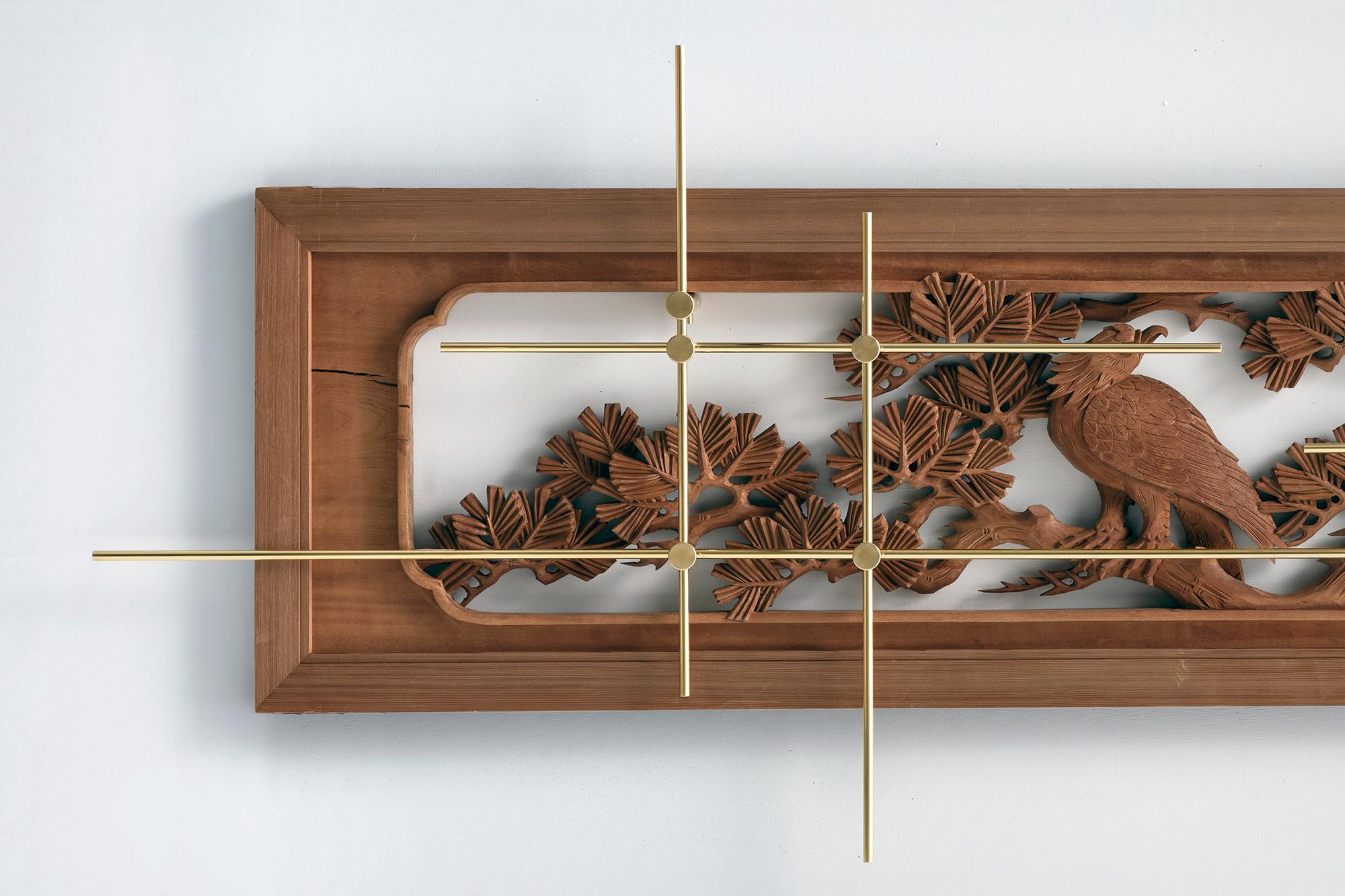 Name: Ein Blinder auf dem Tannenbaum
Wandskulptur aus J-Messing, Ranma (japanischer antiker Querbalken).

Erklärung des Künstlers
Zeichnen Sie eine Linie durch die in der japanischen Architektur verwendeten Landschaftsschnitzereien auf dem