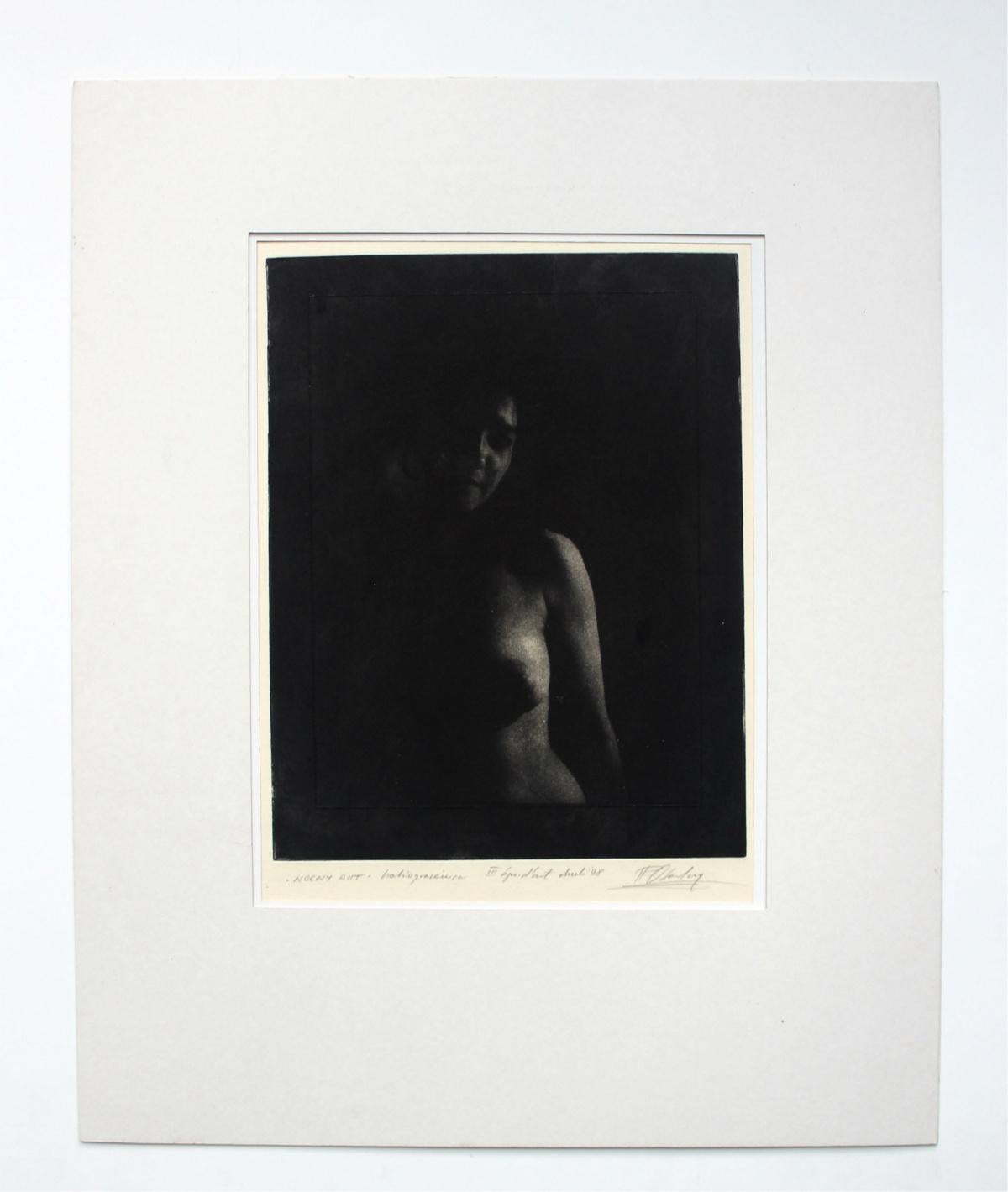 Desnudo nocturno - Siglo XX, Grabado figurativo en blanco y negro - Figurative Painting Negro de Ryszard Osadczy