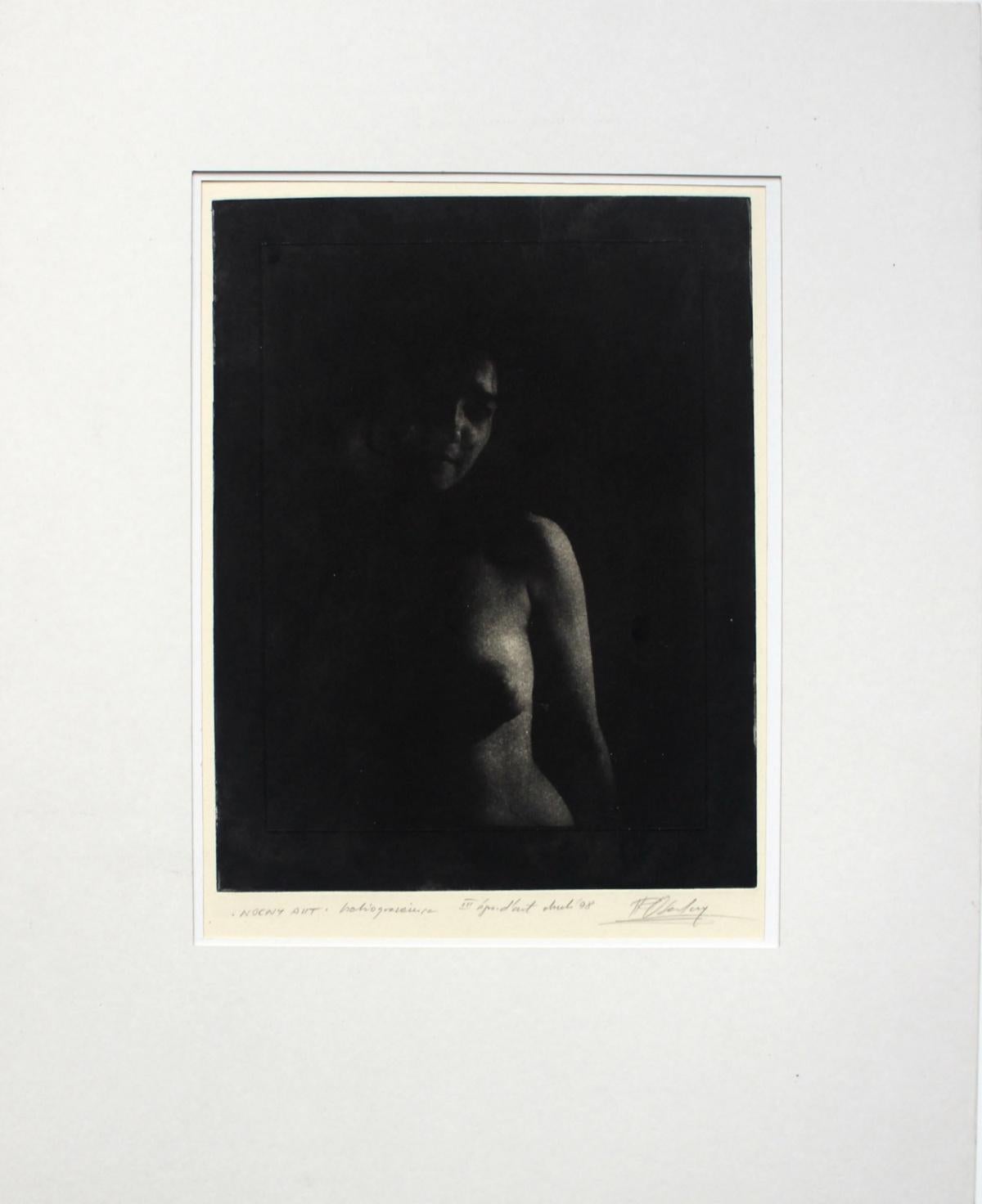 Obra monocromática casi negra de desnudo femenino figurativo sobre papel del artista polaco Ryszard Osadczy. La niebla de la mujer parece emerger de la sombra. 

Edición limitada. RYSZARD OSADCZY (n. 1931- m. 2013) Estudió en la Academia de Bellas