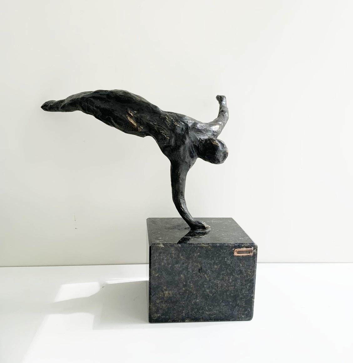Ein Akrobat. Bronze-Figurenskulptur, Akt, Dynamische Komposition, Polnische Kunst (Sonstige Kunststile), Sculpture, von Ryszard Piotrowski
