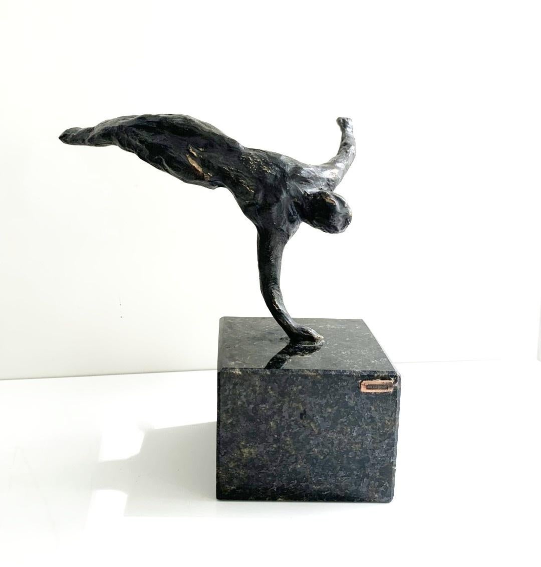 Ryszard Piotrowski Nude Sculpture – Ein Akrobat. Bronze-Figurenskulptur, Akt, Dynamische Komposition, Polnische Kunst