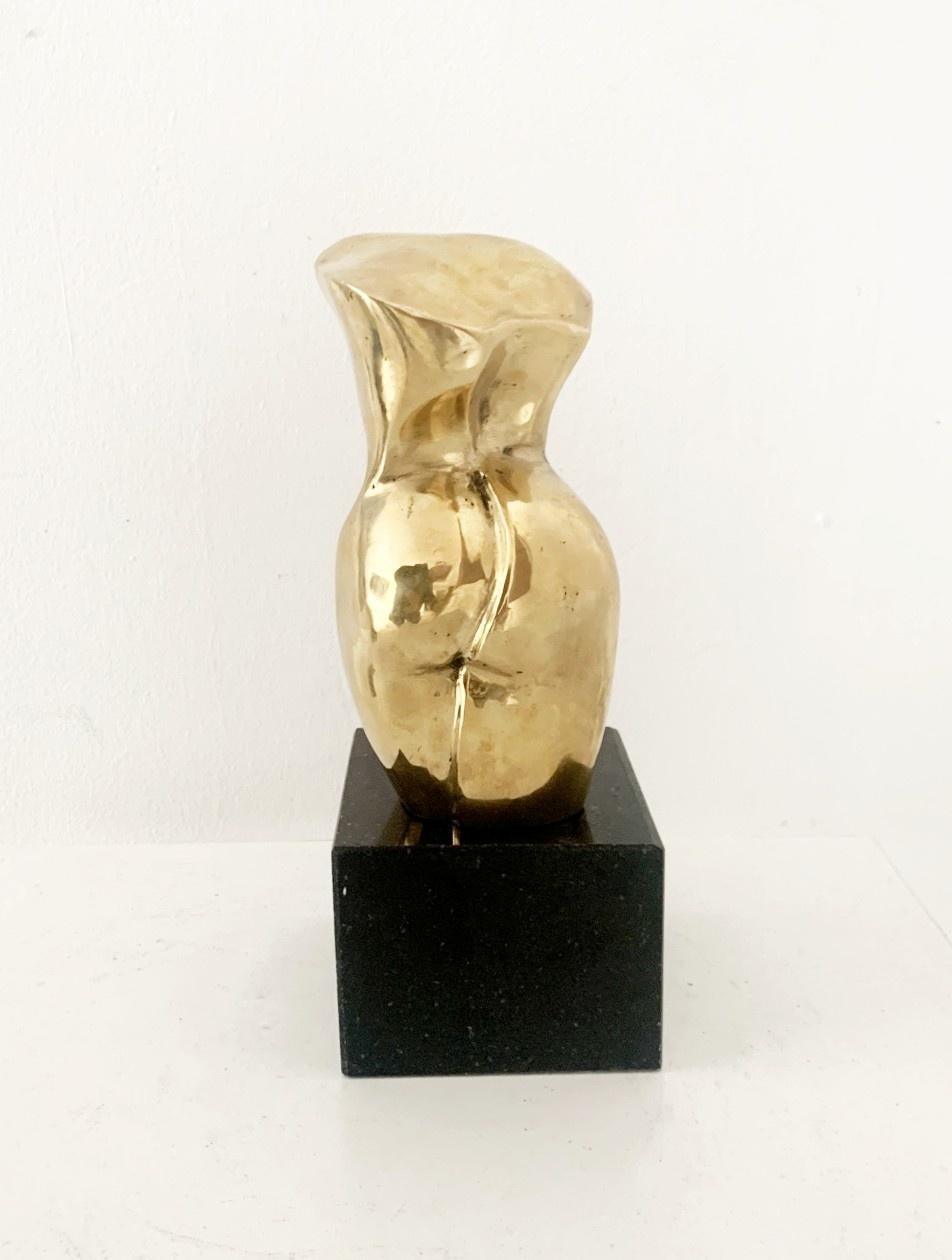 Desnudo - Siglo XXI, Escultura figurativa contemporánea de latón, arte polaco - Nude Sculpture Beige de Ryszard Piotrowski