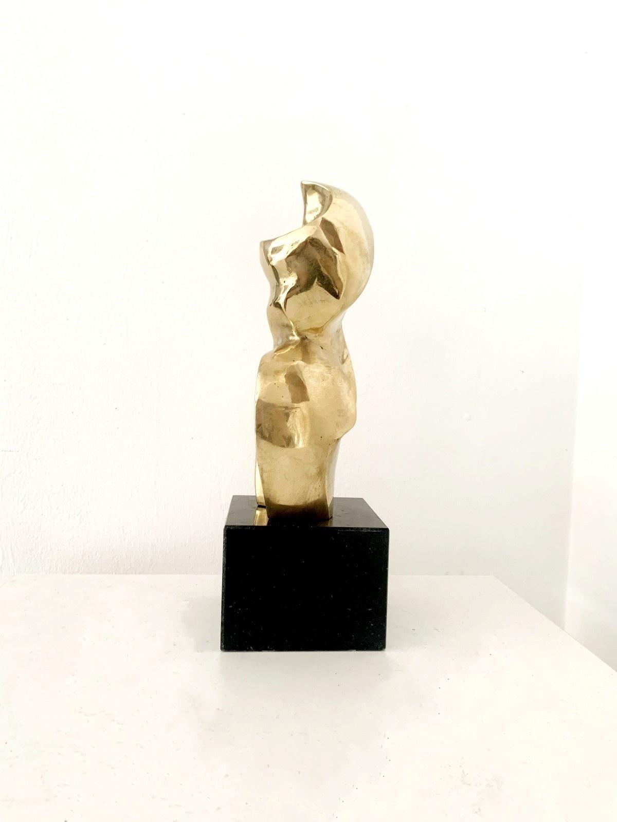 Le dimensioni includono la base. La scultura non è montata sulla base, viene fornita in due pezzi. Le dimensioni senza la base sono: 21 x 11 x 9 cm (circa 8,3 x 4,3 x 3,5 pollici)

RYSZARD PIOTROWSKI (nato nel 1952) Scultore. Si è laureato