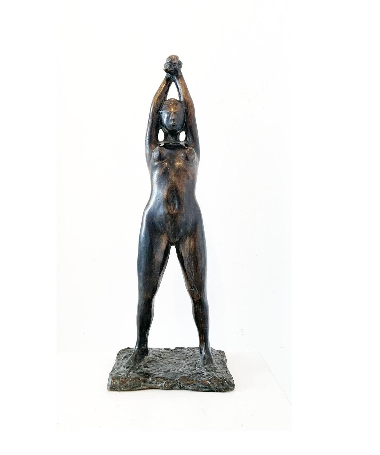 RYSZARD PIOTROWSKI (né en 1952) Sculpteur. Il est diplômé de l'Académie des Beaux-Arts de Varsovie. Ses œuvres comprennent des formes intimes et de petite taille en marbre, en bronze et en argent. Il est spécialisé dans le repoussage. Dans les