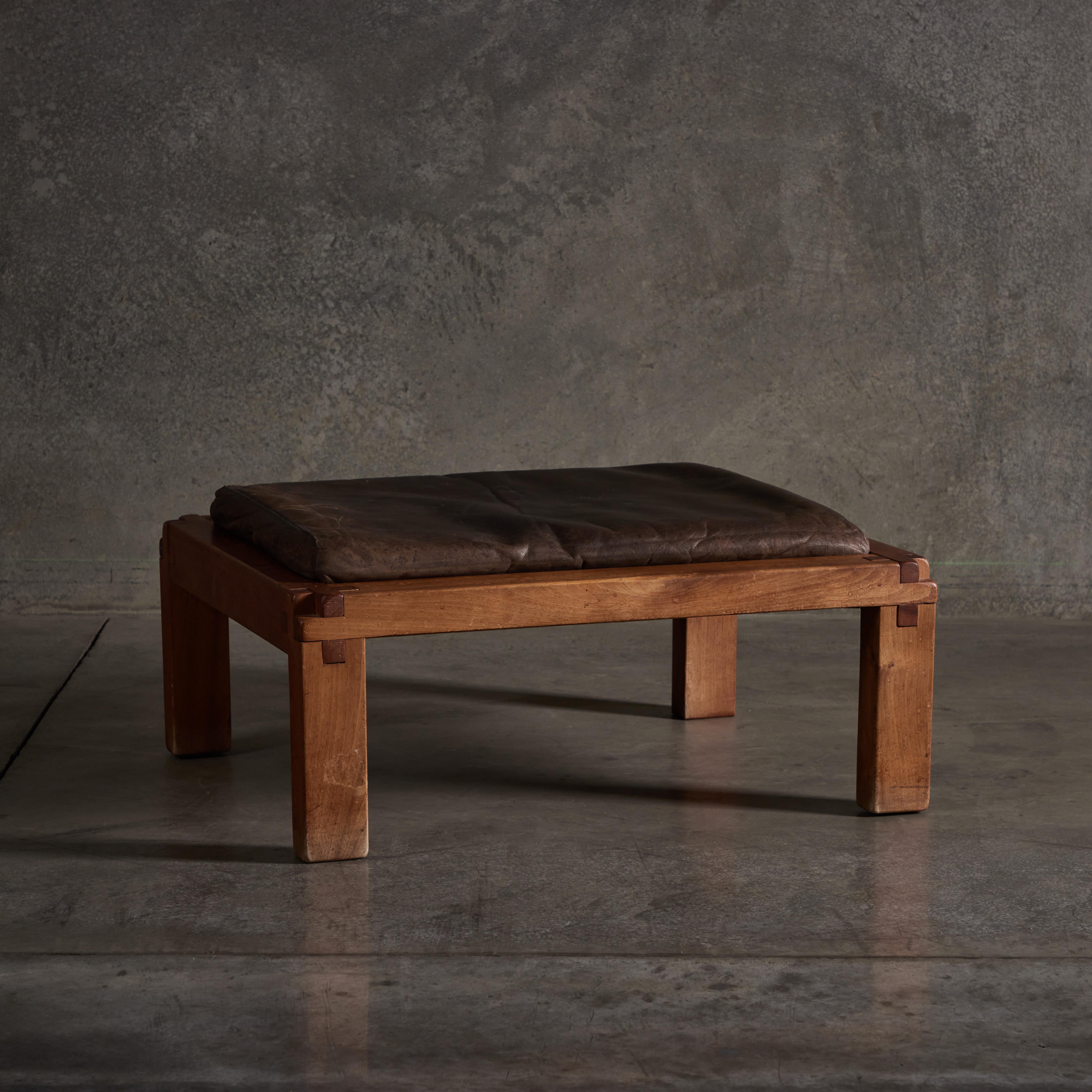Pouf/sgabello in pelle S 20 di Pierre Chapo. Realizzato in Francia nel 1967 circa.

Provenienza:

Maison Gauthier di Jean Prouvé. Saint Dié 1962

Via Atelier A Chapo Créations :

Stessa produzione della poltrona S15. L'intelligenza del cosiddetto