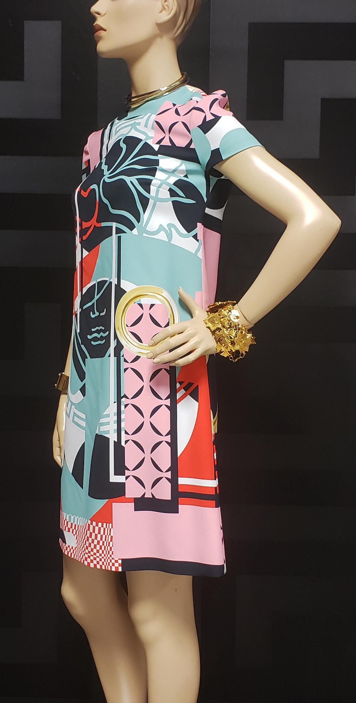 NEUVE - Versace S/2015 - Robe à imprimé abstrait « vitrail », Tailles 38 - 4 Neuf - En vente à Montgomery, TX