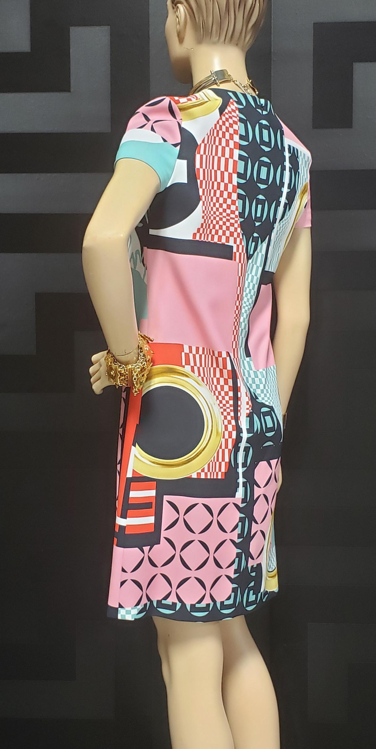 NEUVE - Versace S/2015 - Robe à imprimé abstrait « vitrail », Tailles 38 - 4 en vente 1