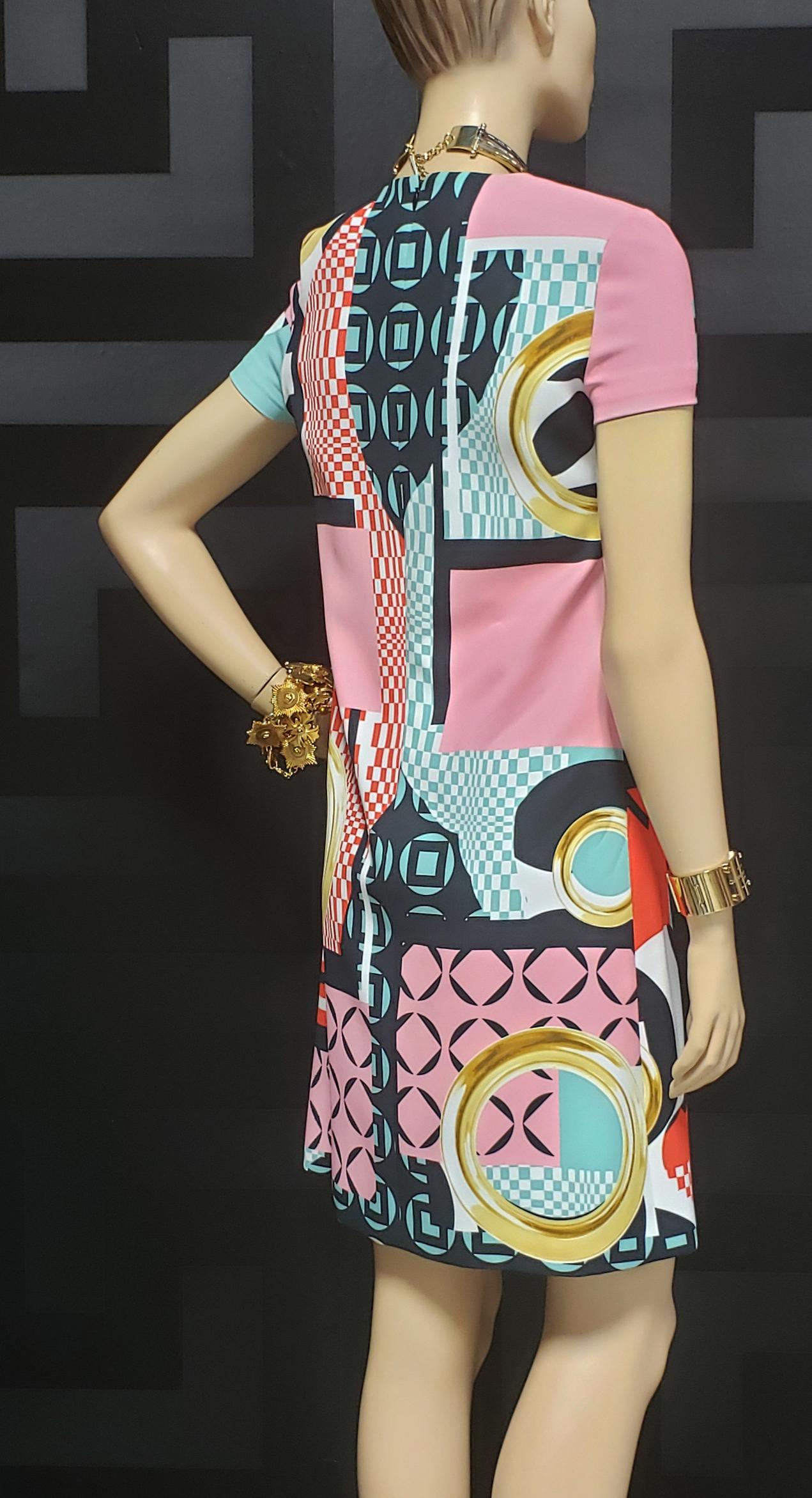 NEUVE - Versace S/2015 - Robe à imprimé abstrait « vitrail », Tailles 38 - 4 en vente 3
