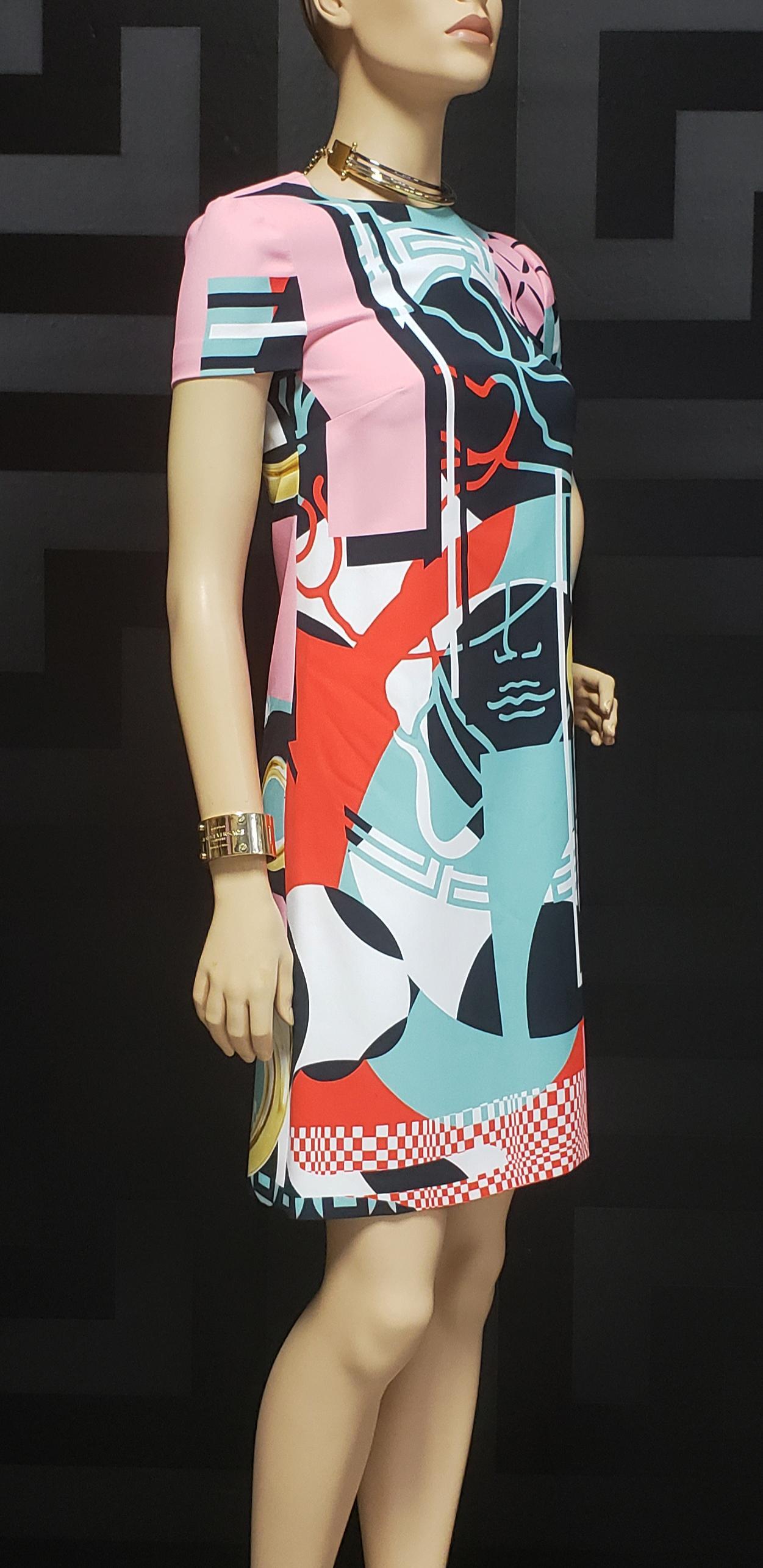 NEUVE - Versace S/2015 - Robe à imprimé abstrait « vitrail », Tailles 38 - 4 en vente 4
