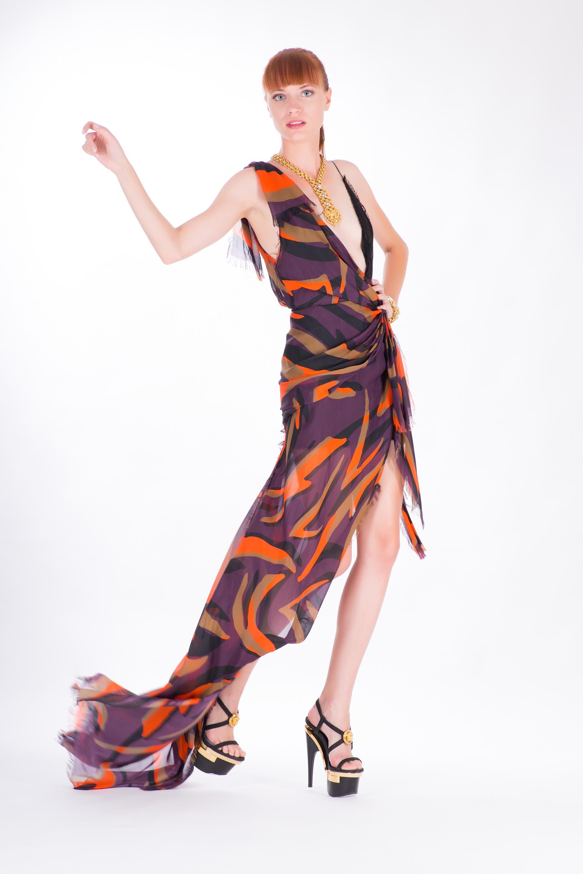 S/2016 Look # 45 VERSACE DEEP PLUNGE ORANGE, PURPLE, and BROWN SILK GOWN 38 - 2 In New Condition In Montgomery, TX