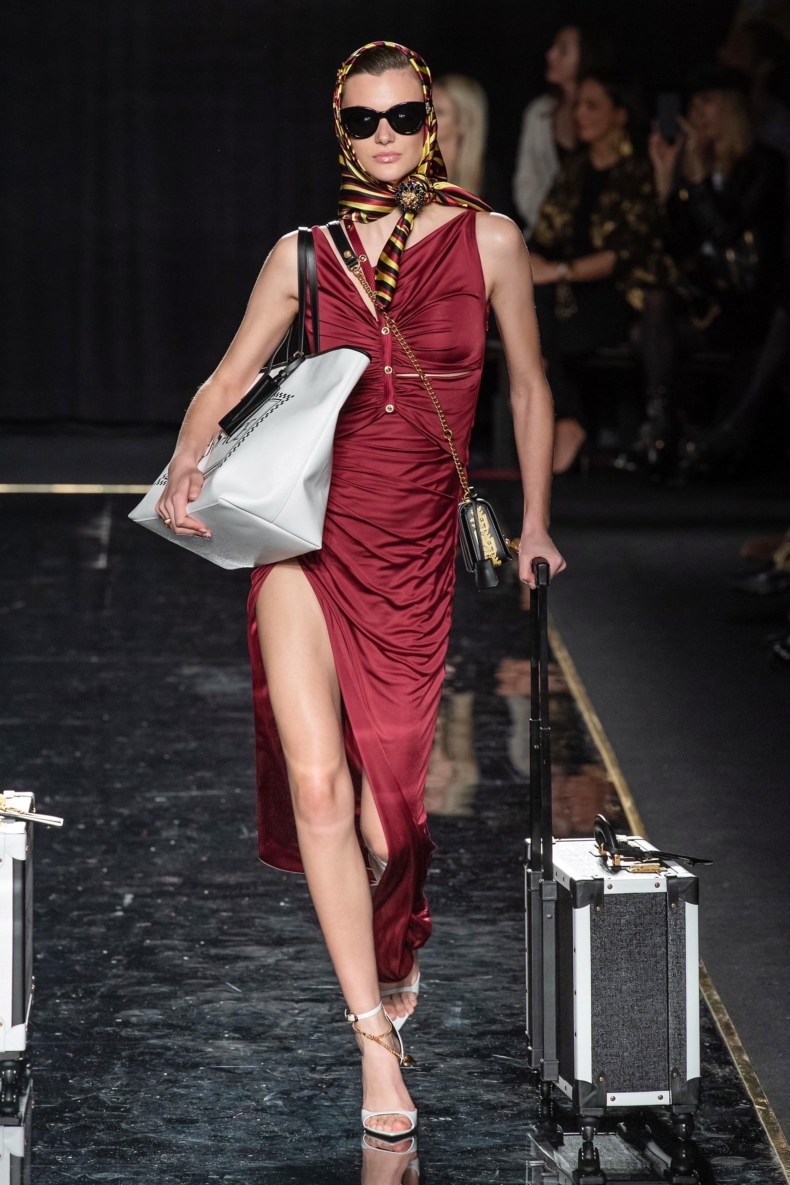  VERSACE

Collection 2019 

Burgundy asymmetric draped dress from Versace featuring straps with
 gold-tone Medusa rivets

Side slit
Full length
Size 36 or US XS

Made in Italy

Brand new!

 Comes with Versace hanger and Versace garment bag

 100%