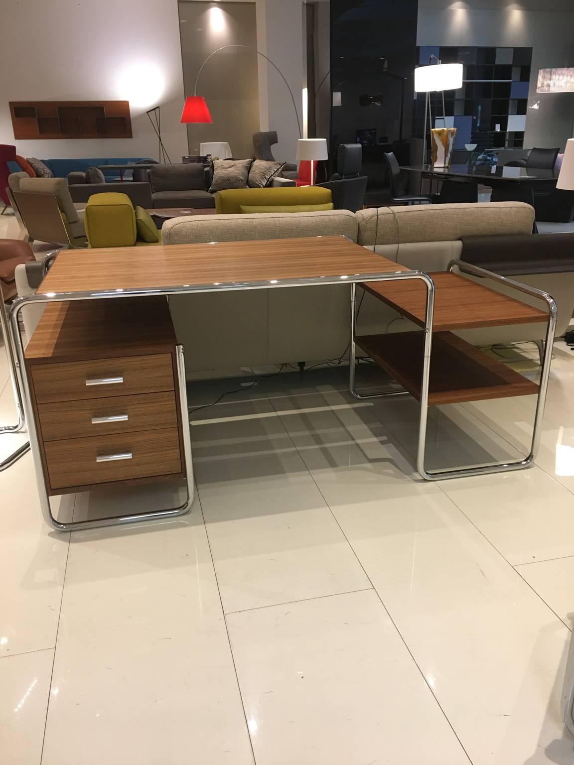 Le bureau en acier tubulaire S 285 : une pièce inégalée du design moderne.
Ce bureau en acier tubulaire est un exemple réussi de la revendication programmatique du Bauhaus, qui consiste à combiner art et technologie en une unité formelle. Les