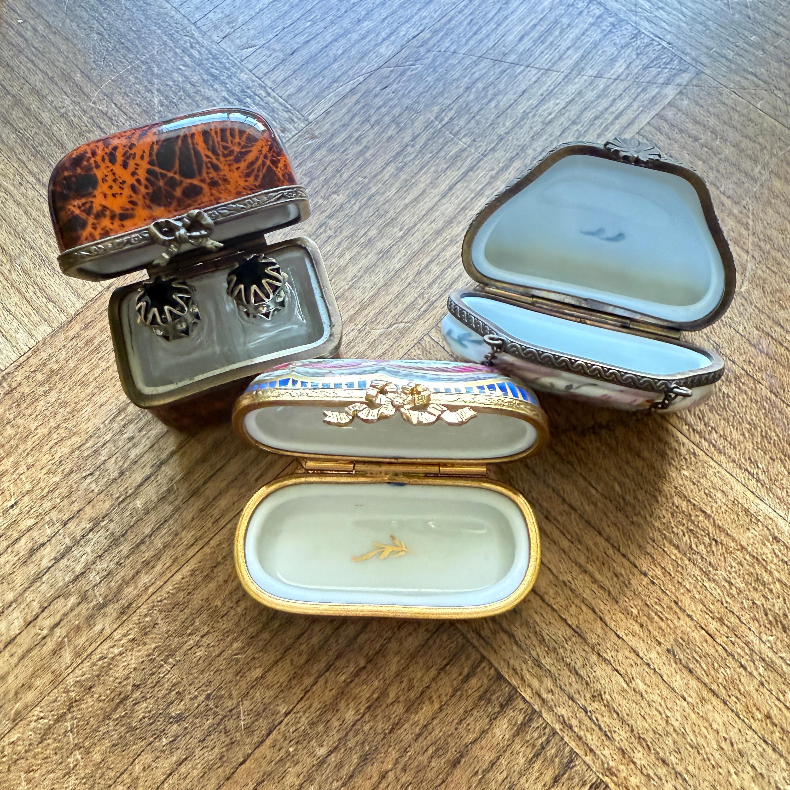 Private listing for Teresa

3 Limoges boxes as shown, to be shipped along with the rooster box.

Needle Holder - $175
Handbag Box - $230
Scent Case - $385

Shipping for 4 pieces - $49.00

