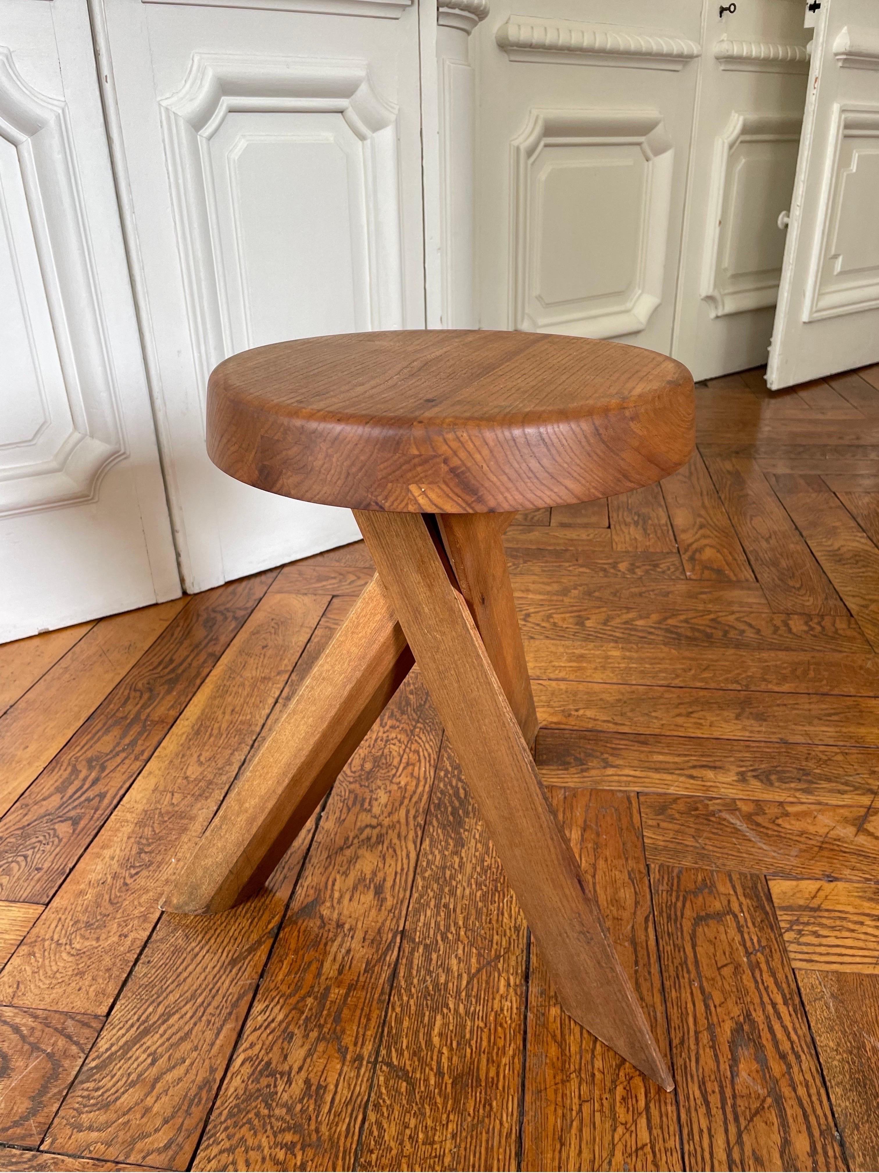 S 31 A stool by Pierre CHAPO From 1978 in French Elm.

beautiful object with period patina in very good condition, which can also be used as a side table pedestal table, it was part of a set of a T 21 A table and S 31 A stools from the same