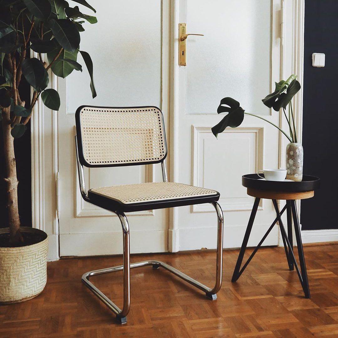 Entre los modelos de muebles de tubo de acero, la silla basculante S 32 es especialmente versátil. Se encuentra a gusto en varios mundos del diseño y encaja tanto en un interiorismo moderno sin concesiones como en una mezcla diversificada que da