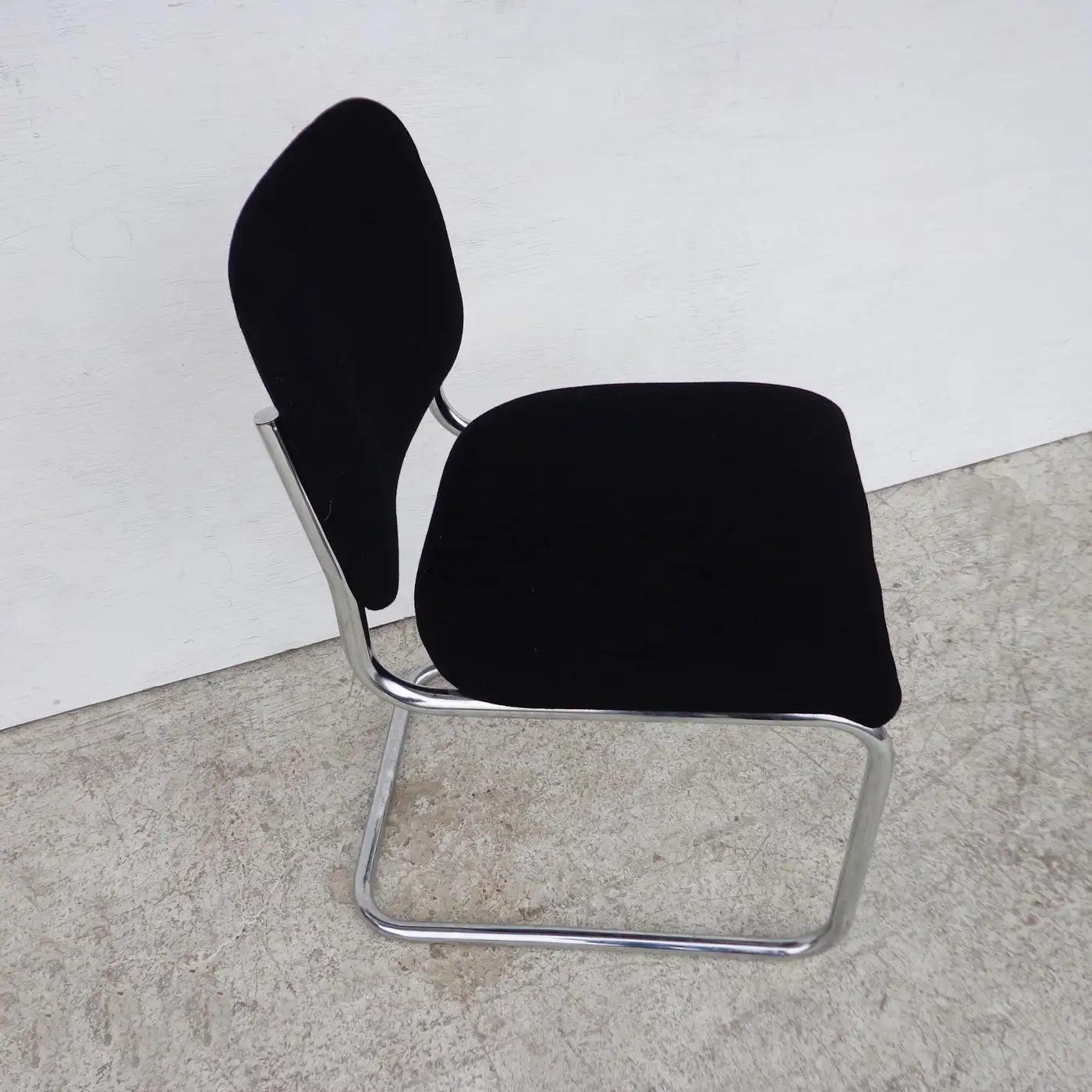 S 32 Sedia a sbalzo Thonet

La sedia S 32 Cantilever combina la struttura in tubolare d'acciaio con la seduta e lo schienale imbottiti in pelle per il massimo comfort.

Prezzo per 1
6 disponibili.