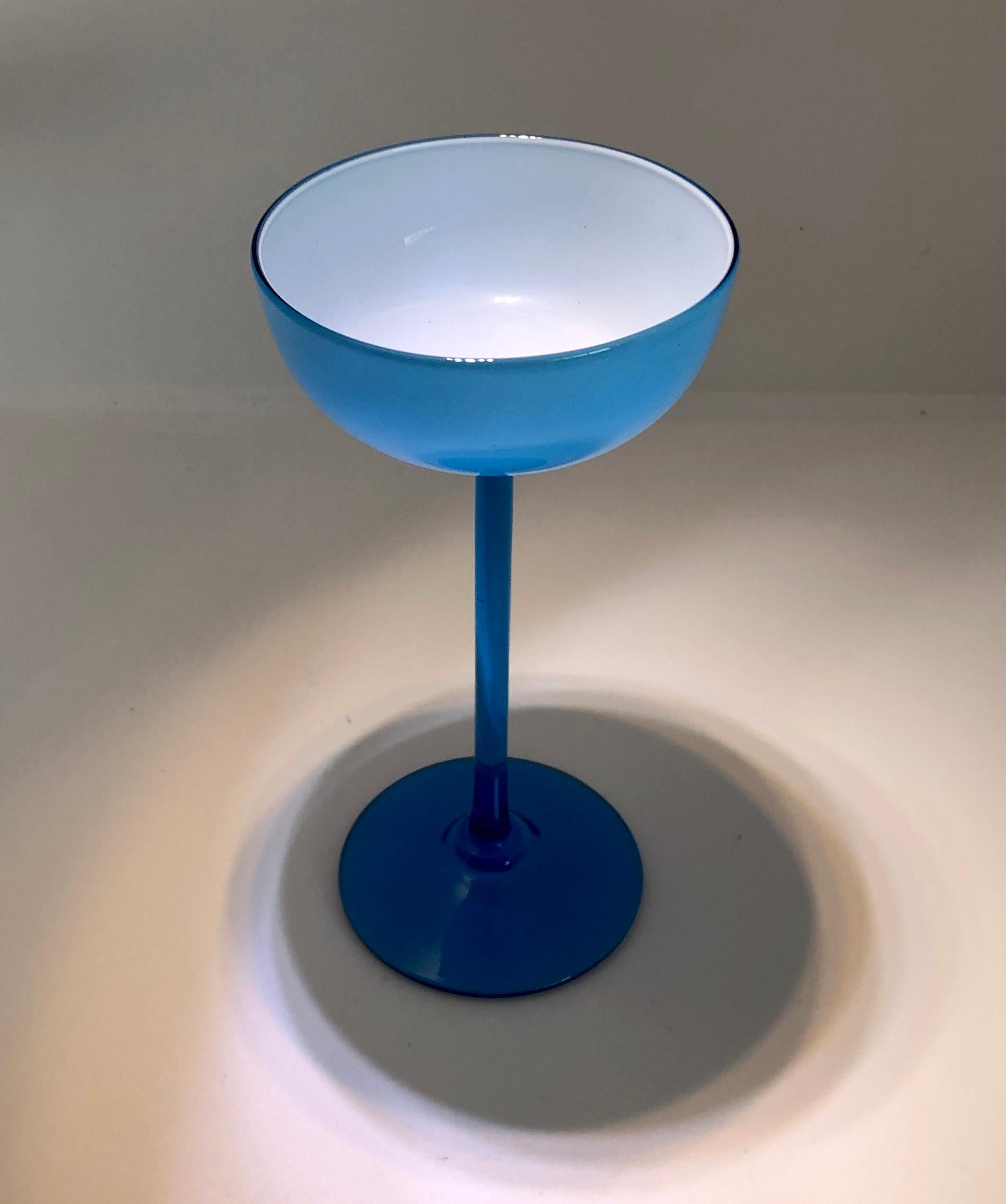 S/4 White Encased Cerulean Light Blue Carlo Moretti Stemmed Blown Glass Goblets In Good Condition In Houston, TX