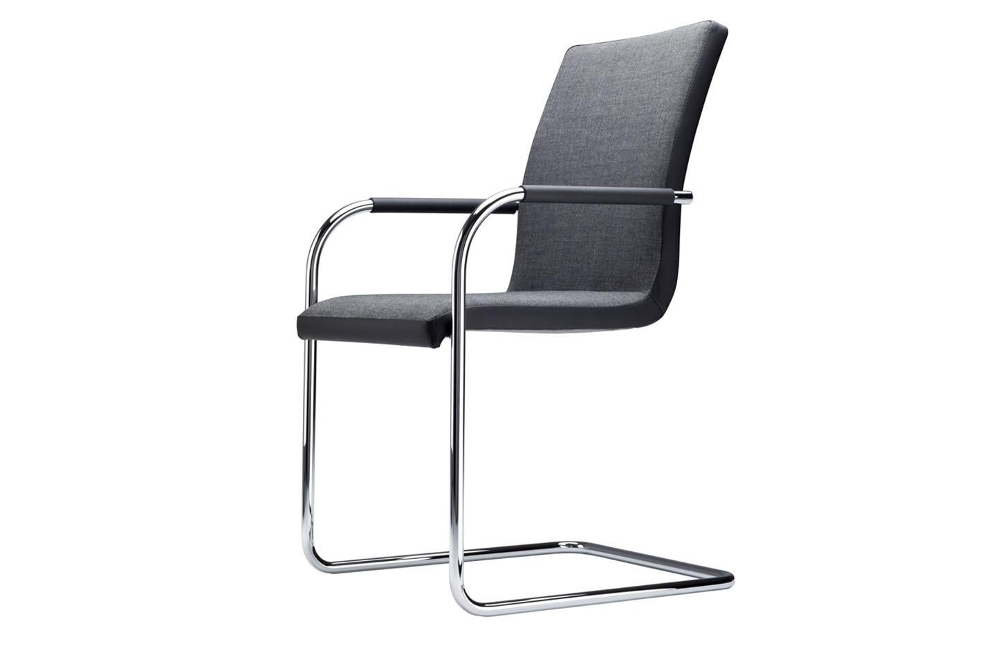 Range S 55
A comfortable and elegant all-rounder, based on the construction principle of the cantilever chair. With its one-piece seat shell it offers the highest possible comfort, has a formally clear design and is produced in the typically high