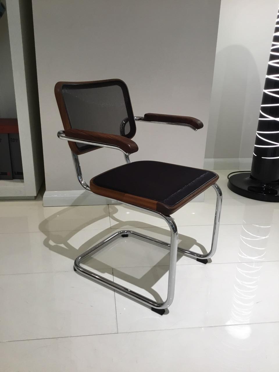 The cantilever chair S 32 and the version S 64 with armrests are the most famous tubular steel classics. The appealing combination of new and old contribute to their popularity: Gebrüder T 1819´s tradition in the production of bentwood furniture