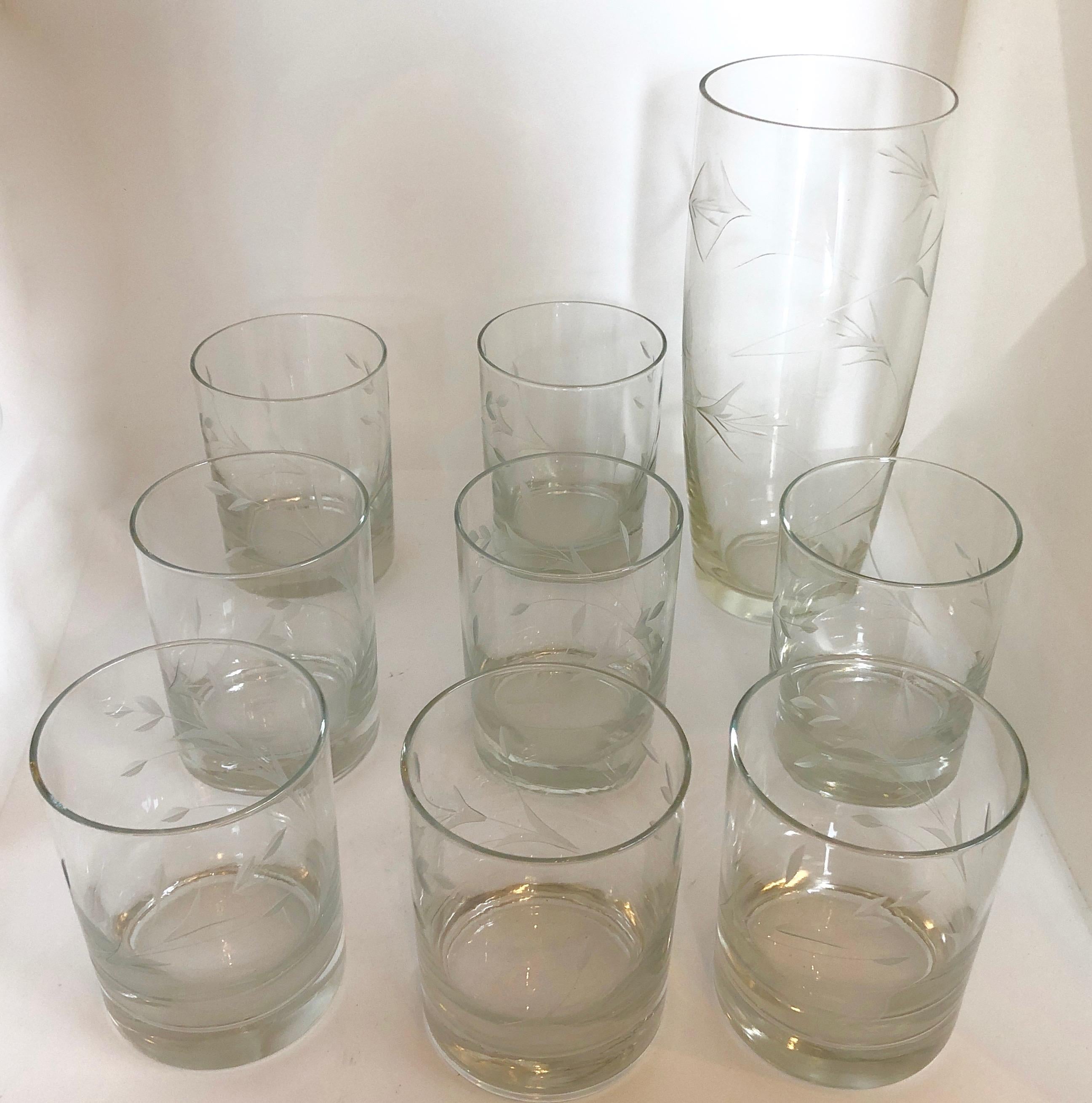 Offered is a Mid-Century Modern glamorous West Virginia glass specialty Co engraved botanical themed set of cocktail glasses / barware comprising of eight double old fashioned cocktail glasses (4 1/4