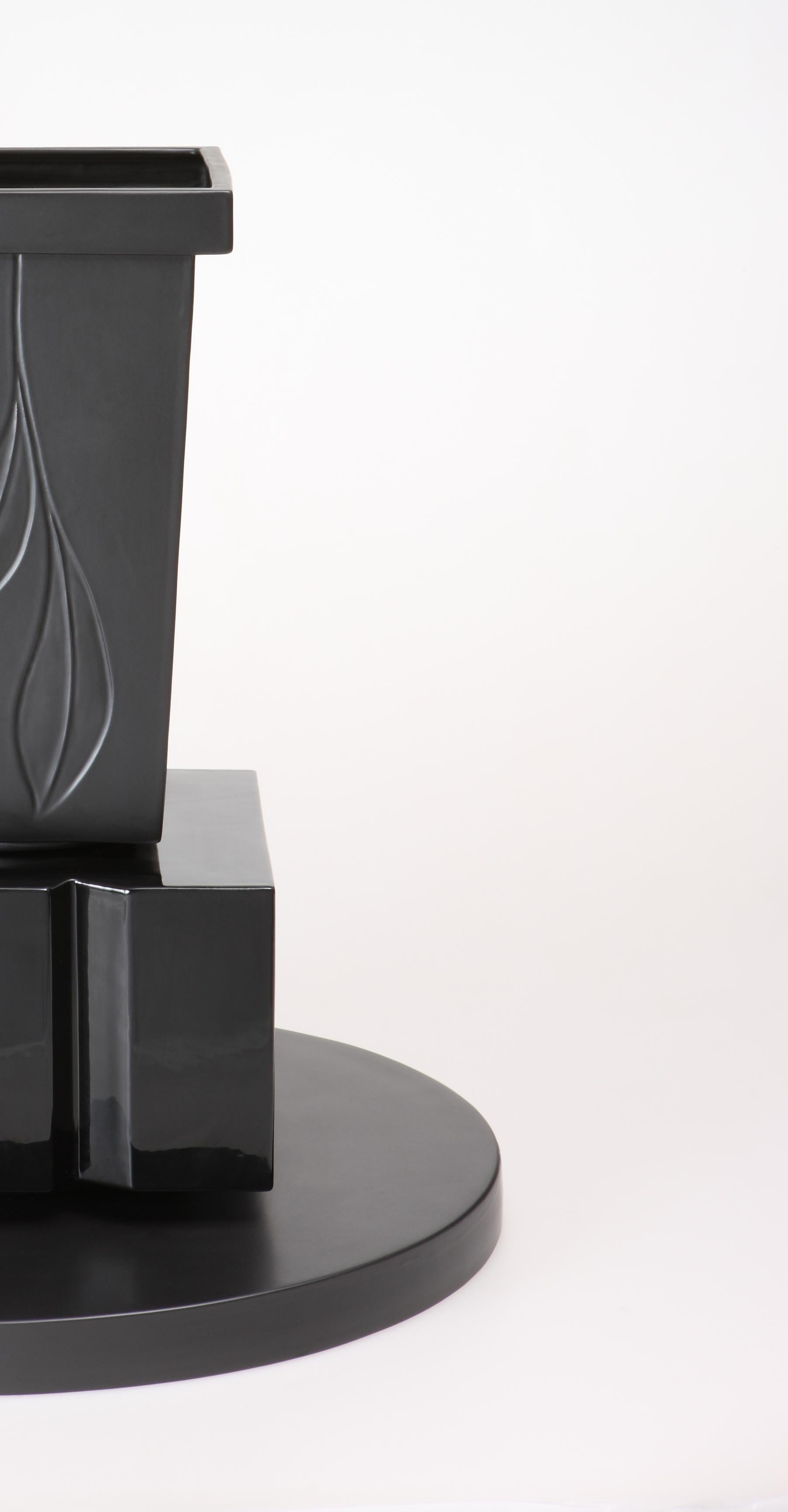 Vase en céramique Indu de la collection Black&Black conçue par Sergio Asti et produite par Superego Editions. Edition limitée de 50 pièces. Signés et numérotés.

Biographie
Les éditions Superego sont nées en 2006, exerçant une activité constante de