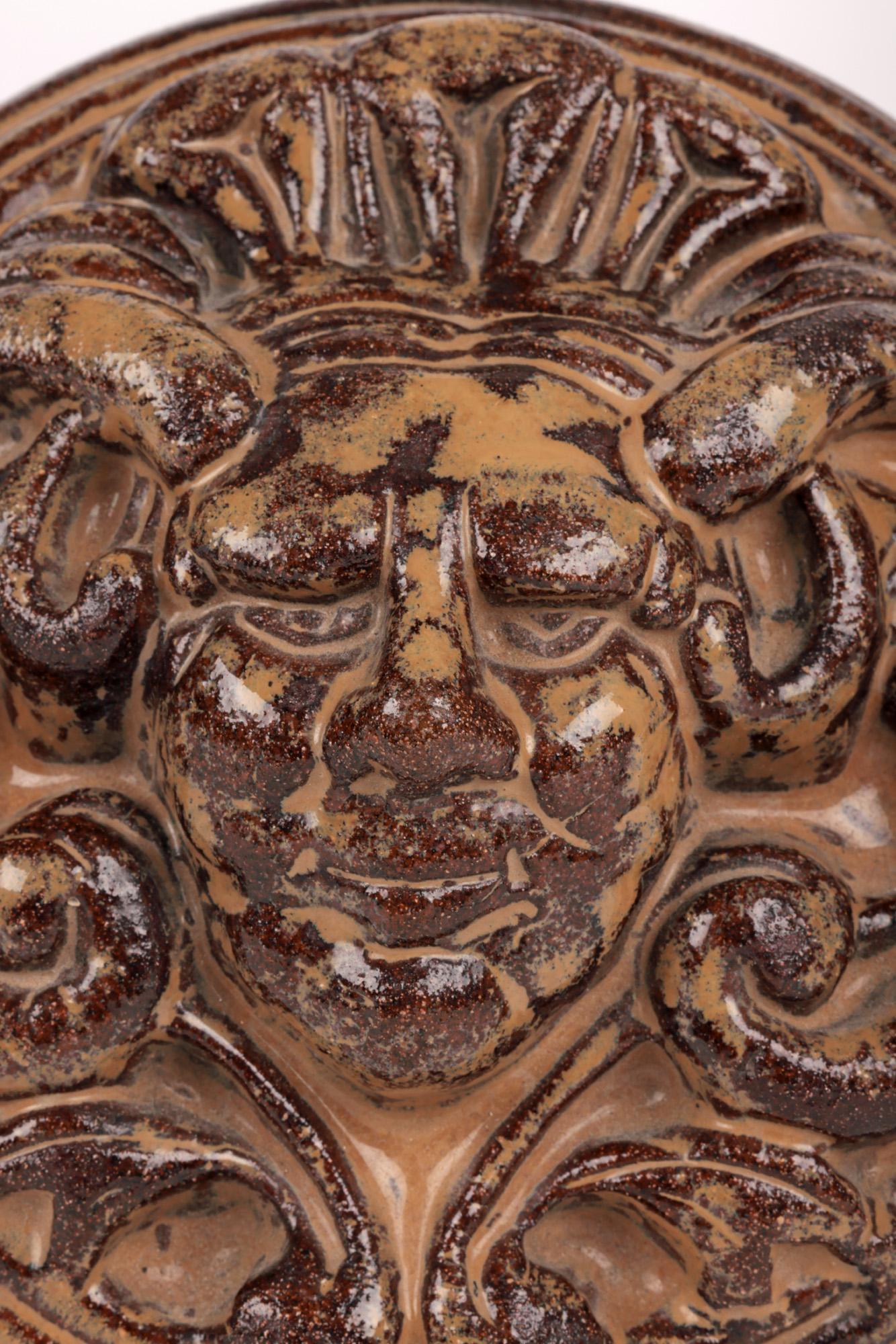 Eine ungewöhnliche und gut gemachte glasierte Grotesk-Plakette aus Steingut aus der Mitte des Jahrhunderts von S & B Evans & Sons, Earthenware Potters, London. Die stark gearbeitete Plakette ist handgefertigt und in roter Terrakotta in Hochrelief