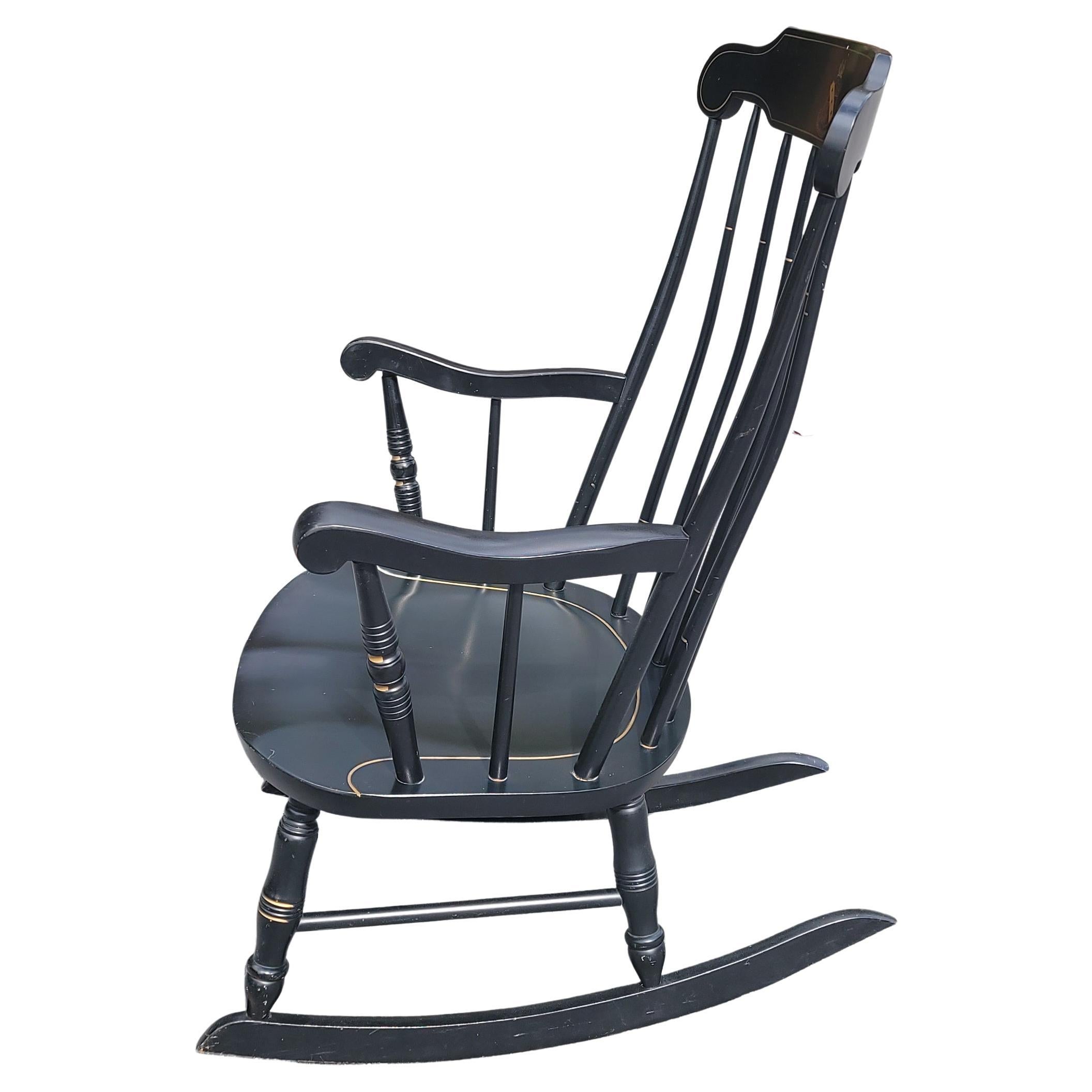 Américain Chaise à bascule cintrée de style Hitchcock monogrammée S. Bent Bros en vente