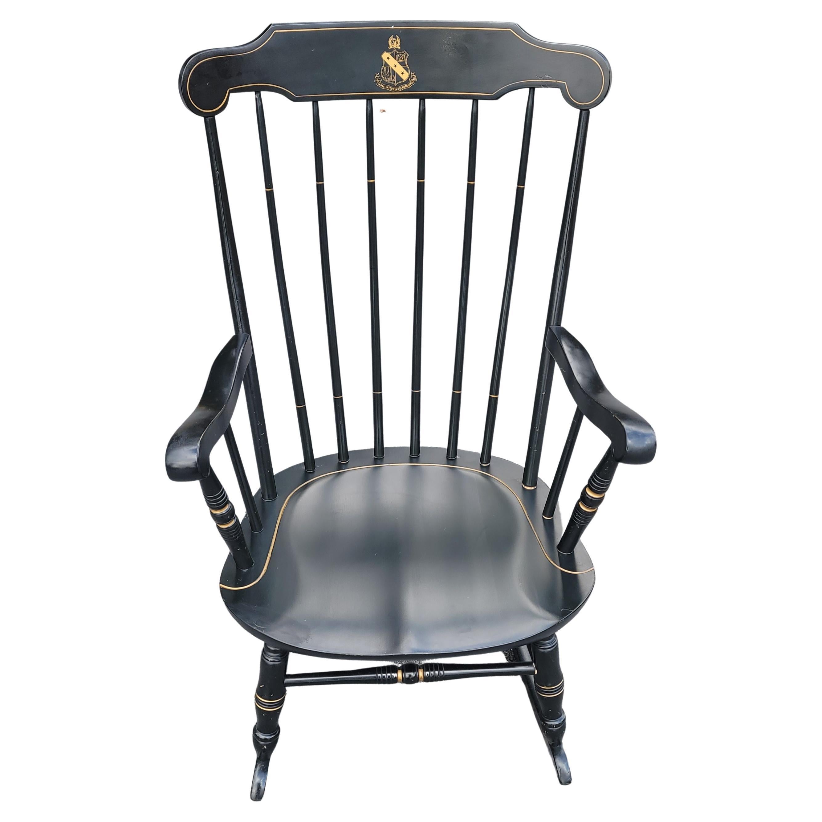 Peint Chaise à bascule cintrée de style Hitchcock monogrammée S. Bent Bros en vente