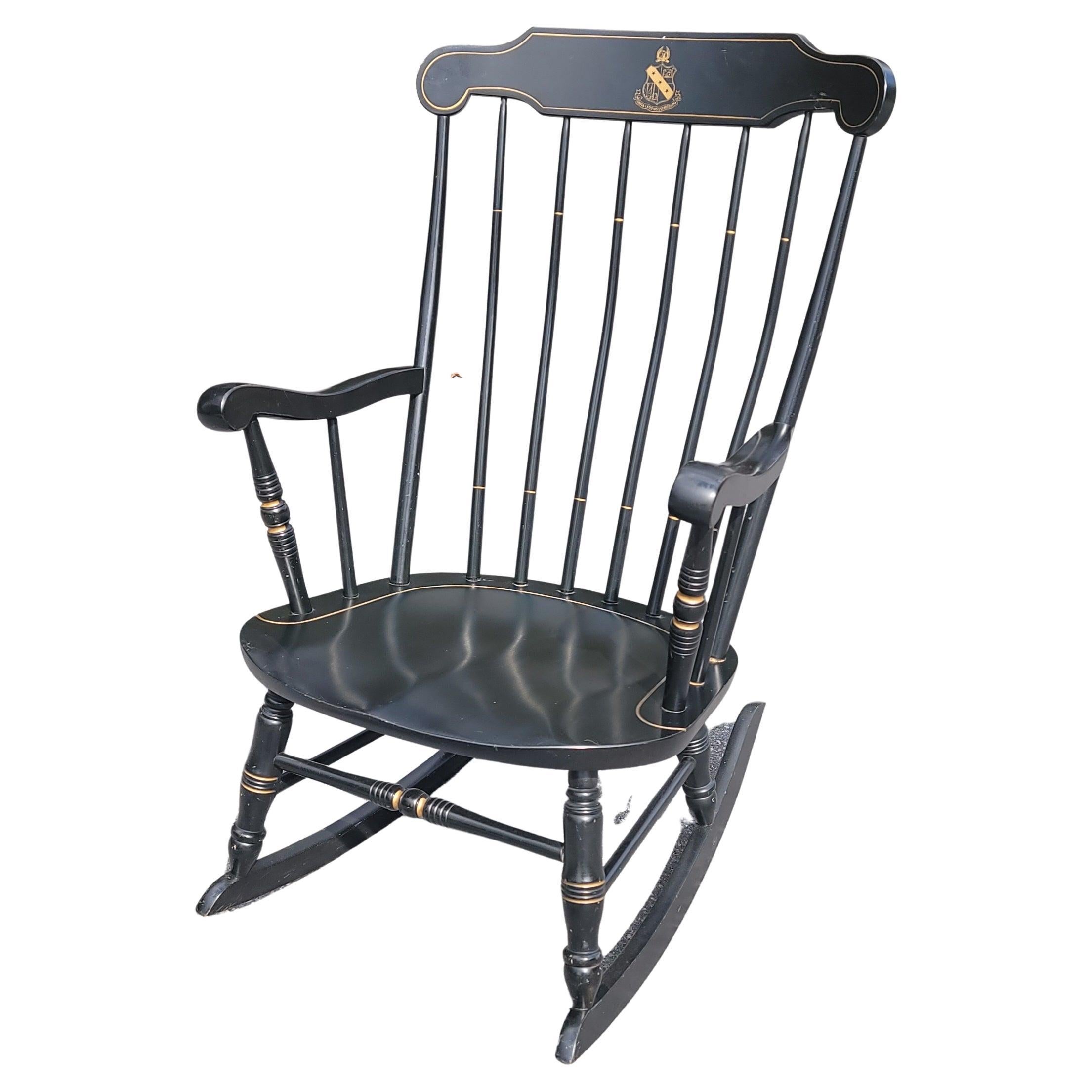 20ième siècle Chaise à bascule cintrée de style Hitchcock monogrammée S. Bent Bros en vente