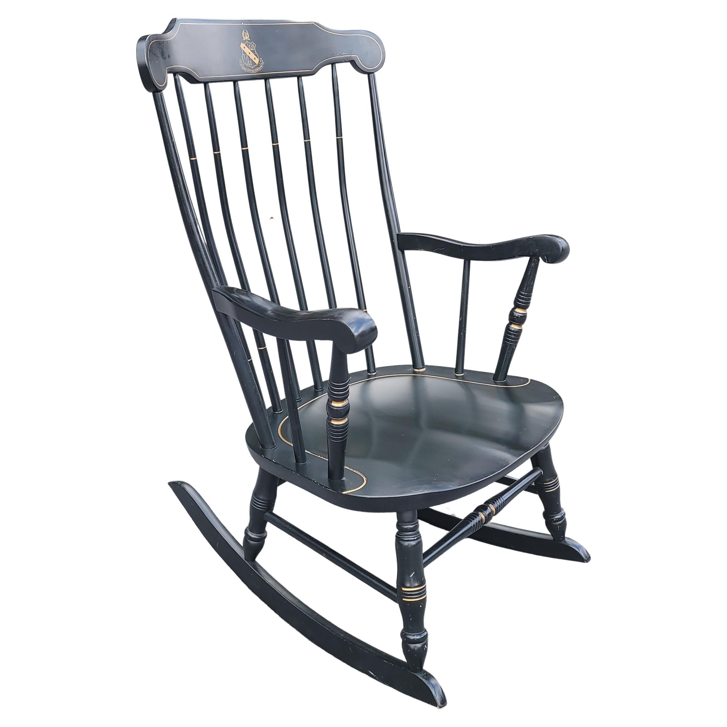 Chaise à bascule cintrée de style Hitchcock monogrammée S. Bent Bros en vente