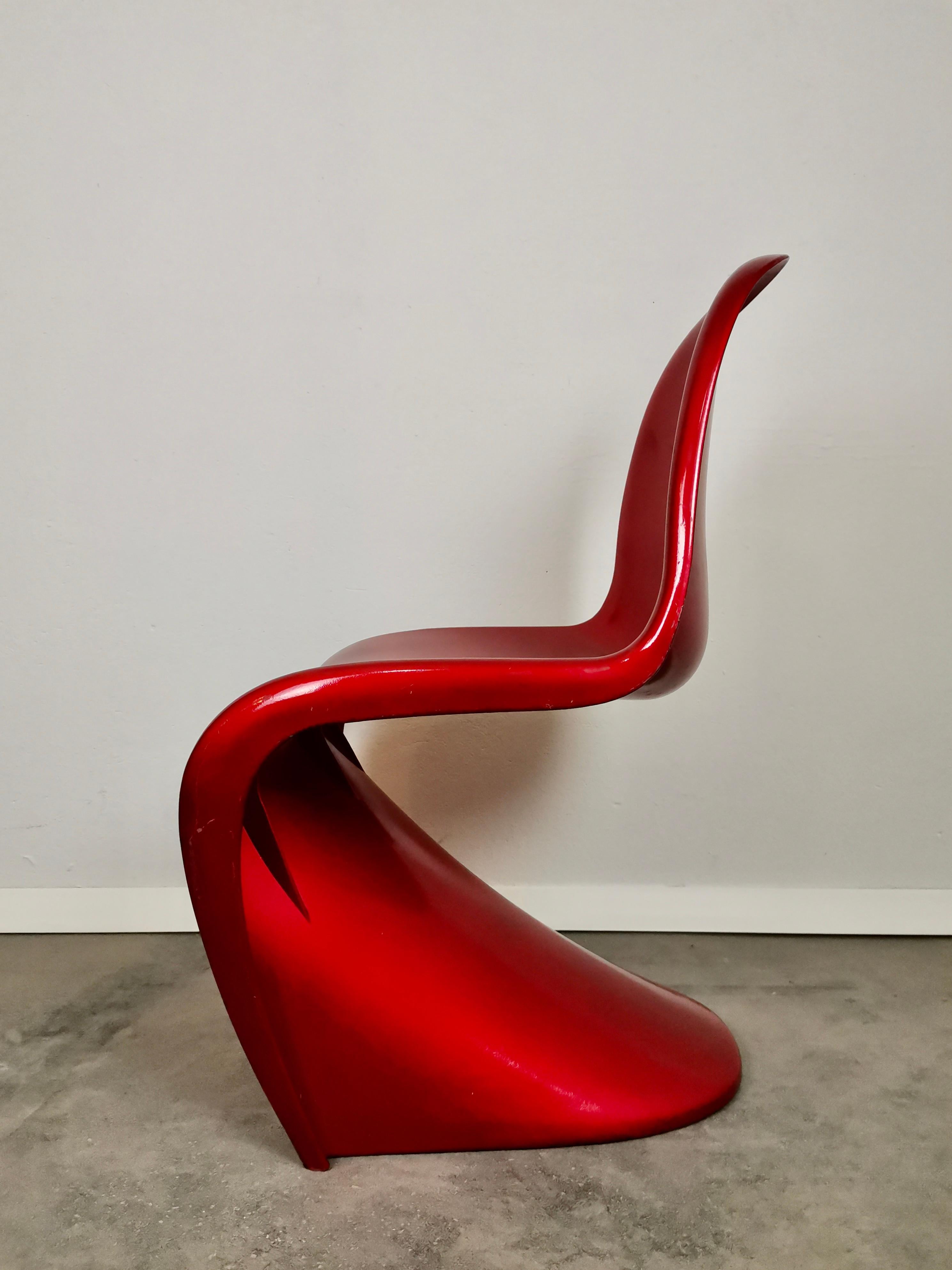 S Chair style chair by Verner Panton

Country of manufaturer: Italy

Period of production: 1990s

Material: fiberglass

Colur: dark red metalic

Condition: very good vintage condition, signs of use, some scratches on surface

Dimensions: