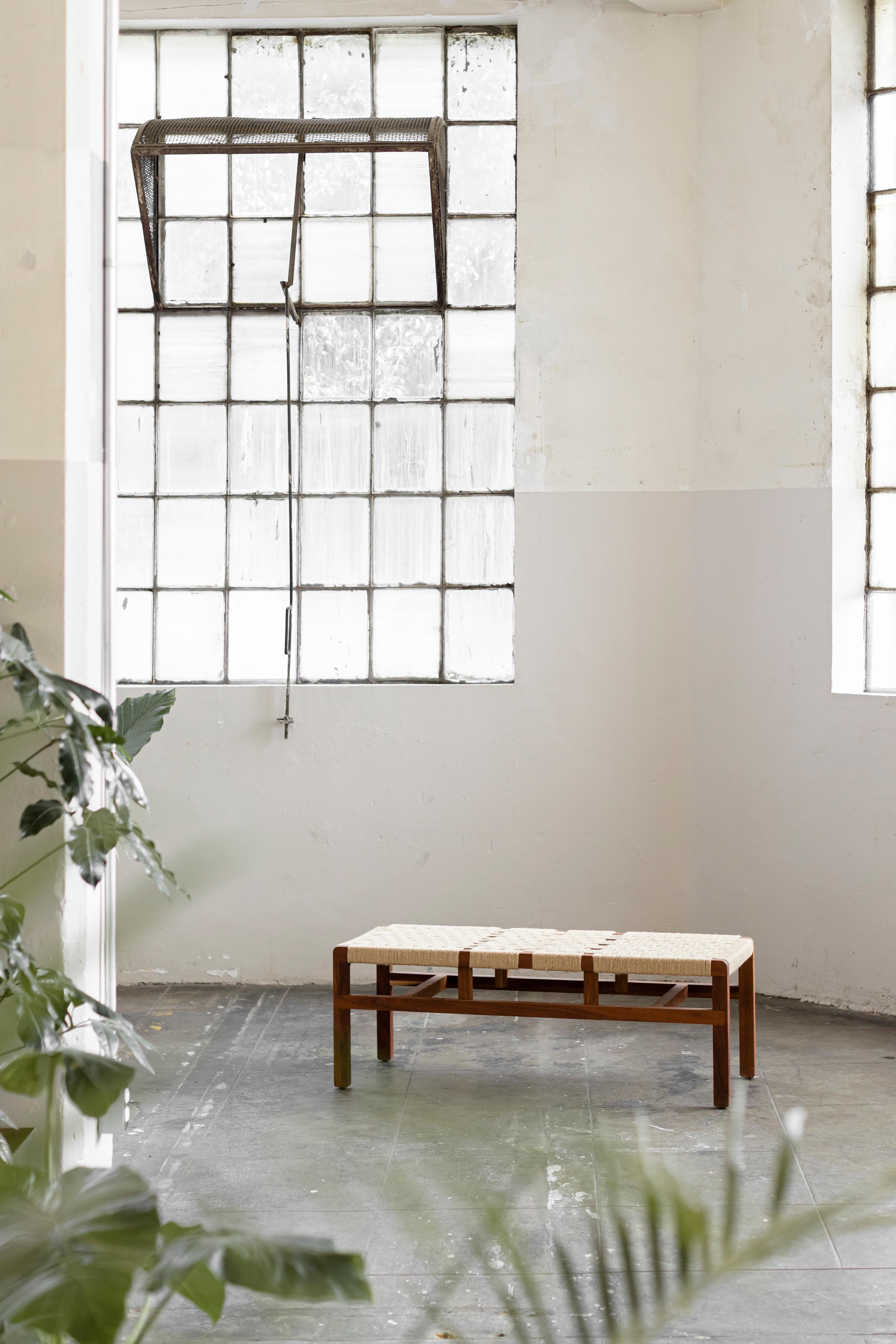 Banc en bois de la collection S, tissé avec du jute, disponible en chêne ou en bois de tzalam.